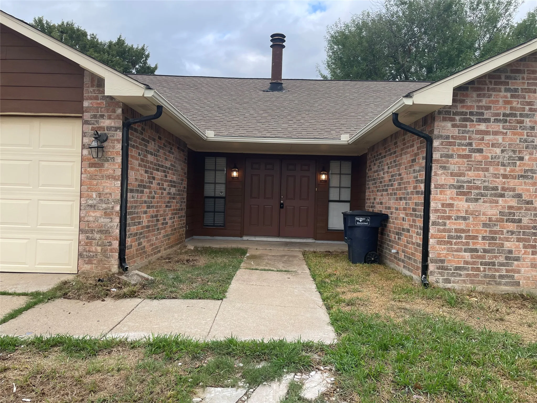 Single Family Residence For Sale in Tarrant County , 3916 Longmeadow Way, Fort Worth, Texas 76133, 3 Bedroom, 2 Bathroom, 2 Garage spaces, 1,711 Sqft, built in 1981, mls#21400726, Real Estate Agent in Fort Worth, Homes For Sale in Tarrant county, Homes For Sale in Fort Worth, Realtor in Fort Worth Texas, Real Estate Brokerage Independent Realty Texas, Luminita Cordes Realtor