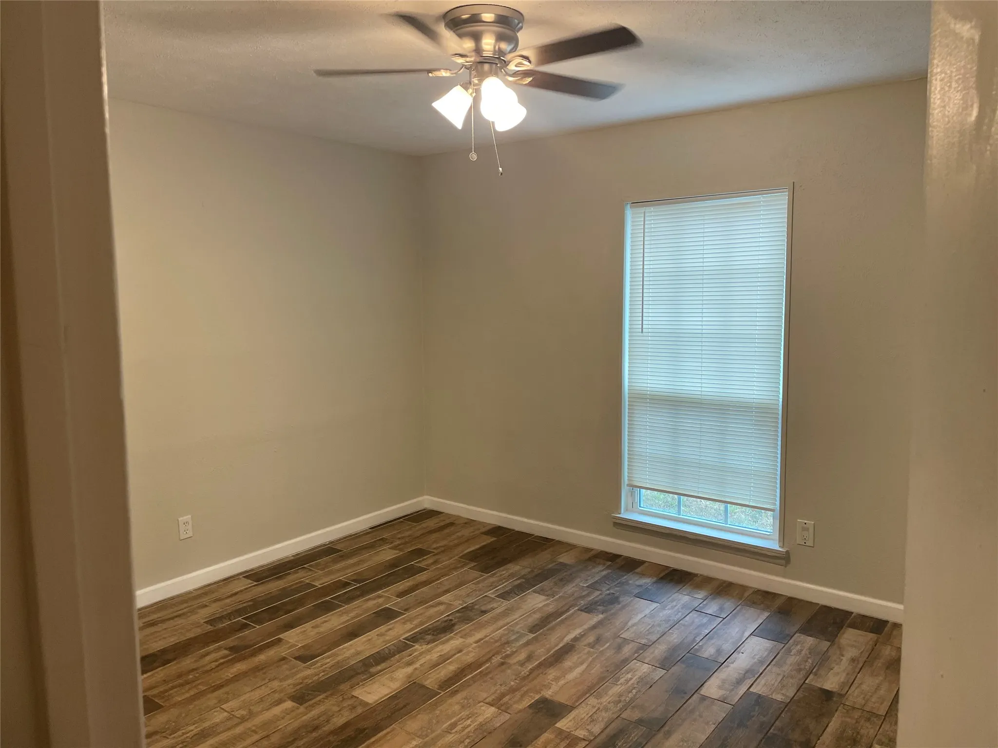 Single Family Residence For Sale in Tarrant County , 3916 Longmeadow Way, Fort Worth, Texas 76133, 3 Bedroom, 2 Bathroom, 2 Garage spaces, 1,711 Sqft, built in 1981, mls#21400726, Real Estate Agent in Fort Worth, Homes For Sale in Tarrant county, Homes For Sale in Fort Worth, Realtor in Fort Worth Texas, Real Estate Brokerage Independent Realty Texas, Luminita Cordes Realtor