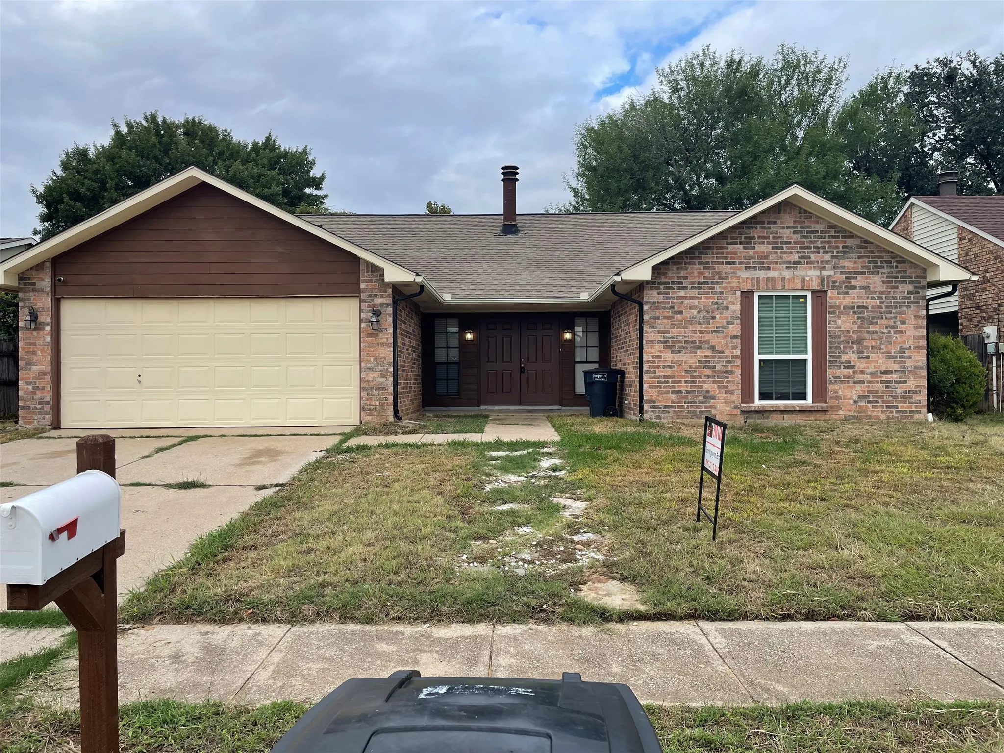 Single Family Residence For Sale in Tarrant County , 3916 Longmeadow Way, Fort Worth, Texas 76133, 3 Bedroom, 2 Bathroom, 2 Garage spaces, 1,711 Sqft, built in 1981, mls#21400726, Real Estate Agent in Fort Worth, Homes For Sale in Tarrant county, Homes For Sale in Fort Worth, Realtor in Fort Worth Texas, Real Estate Brokerage Independent Realty Texas, Luminita Cordes Realtor
