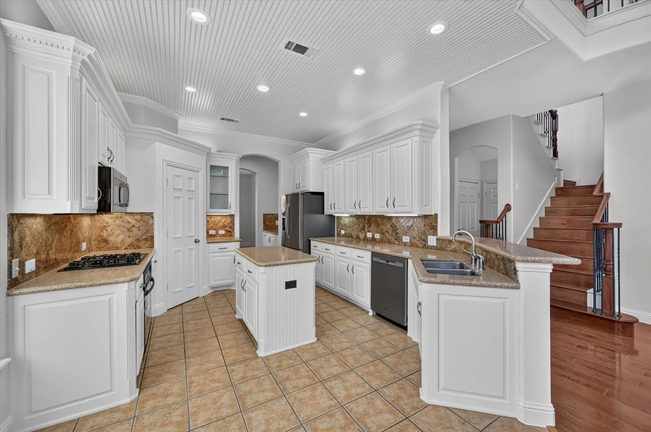 Single Family Residence For Sale in Tarrant County , 2512 Kodiak Circle, Euless, Texas 76039, 4 Bedroom, 4 Bathroom, 2 Garage spaces, 3,273 Sqft, built in 2004, mls#21396240, Real Estate Agent in Euless, Homes For Sale in Tarrant county, Homes For Sale in Euless, Realtor in Euless Texas, Real Estate Brokerage Independent Realty Texas, Luminita Cordes Realtor