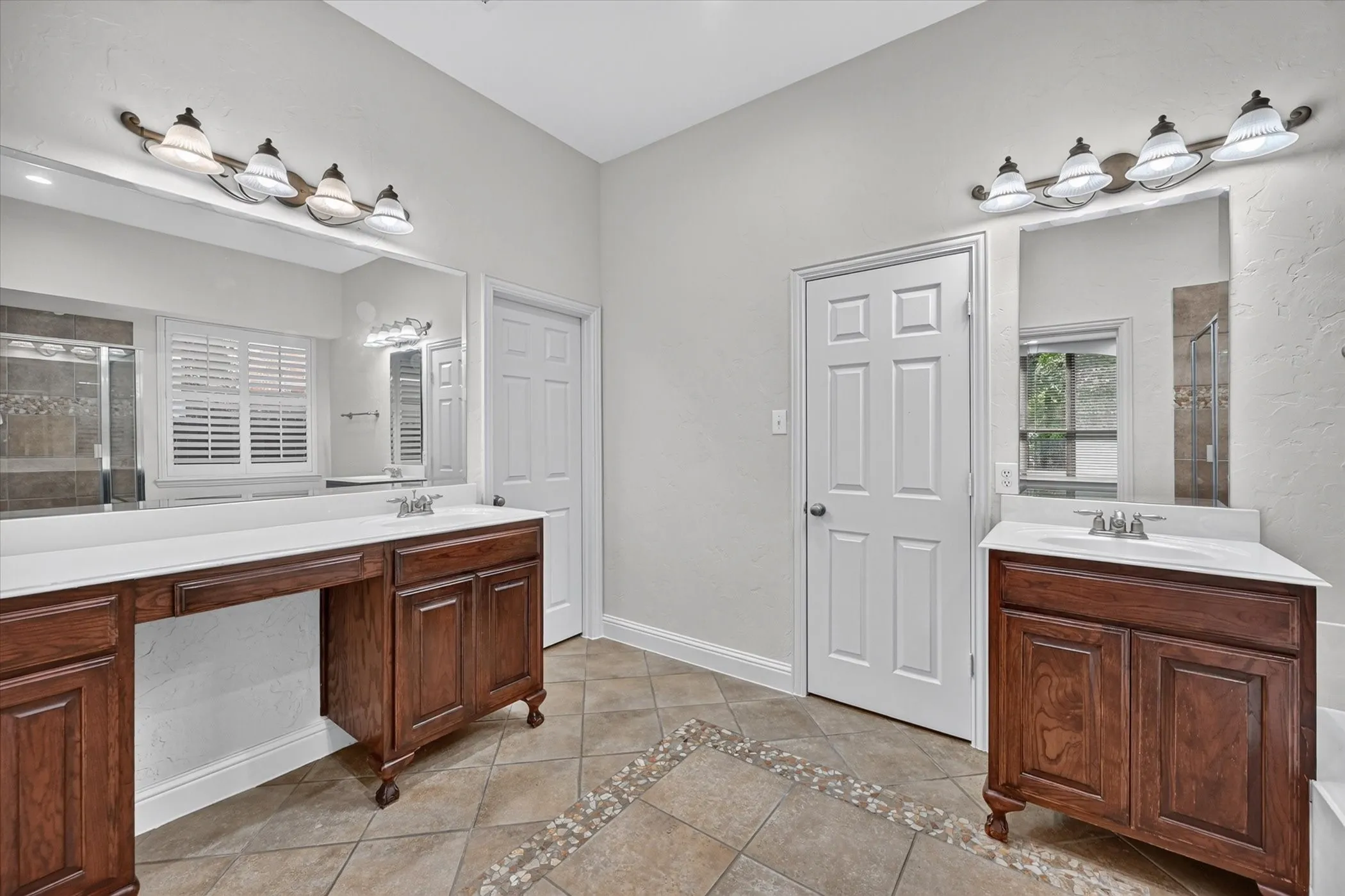 Single Family Residence For Sale in Tarrant County , 2512 Kodiak Circle, Euless, Texas 76039, 4 Bedroom, 4 Bathroom, 2 Garage spaces, 3,273 Sqft, built in 2004, mls#21396240, Real Estate Agent in Euless, Homes For Sale in Tarrant county, Homes For Sale in Euless, Realtor in Euless Texas, Real Estate Brokerage Independent Realty Texas, Luminita Cordes Realtor