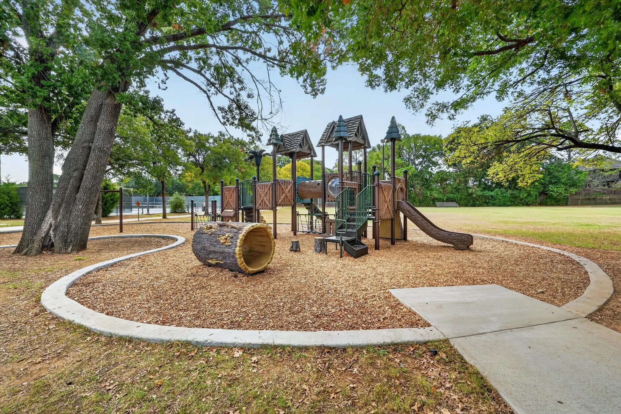 Single Family Residence For Sale in Tarrant County , 2512 Kodiak Circle, Euless, Texas 76039, 4 Bedroom, 4 Bathroom, 2 Garage spaces, 3,273 Sqft, built in 2004, mls#21396240, Real Estate Agent in Euless, Homes For Sale in Tarrant county, Homes For Sale in Euless, Realtor in Euless Texas, Real Estate Brokerage Independent Realty Texas, Luminita Cordes Realtor