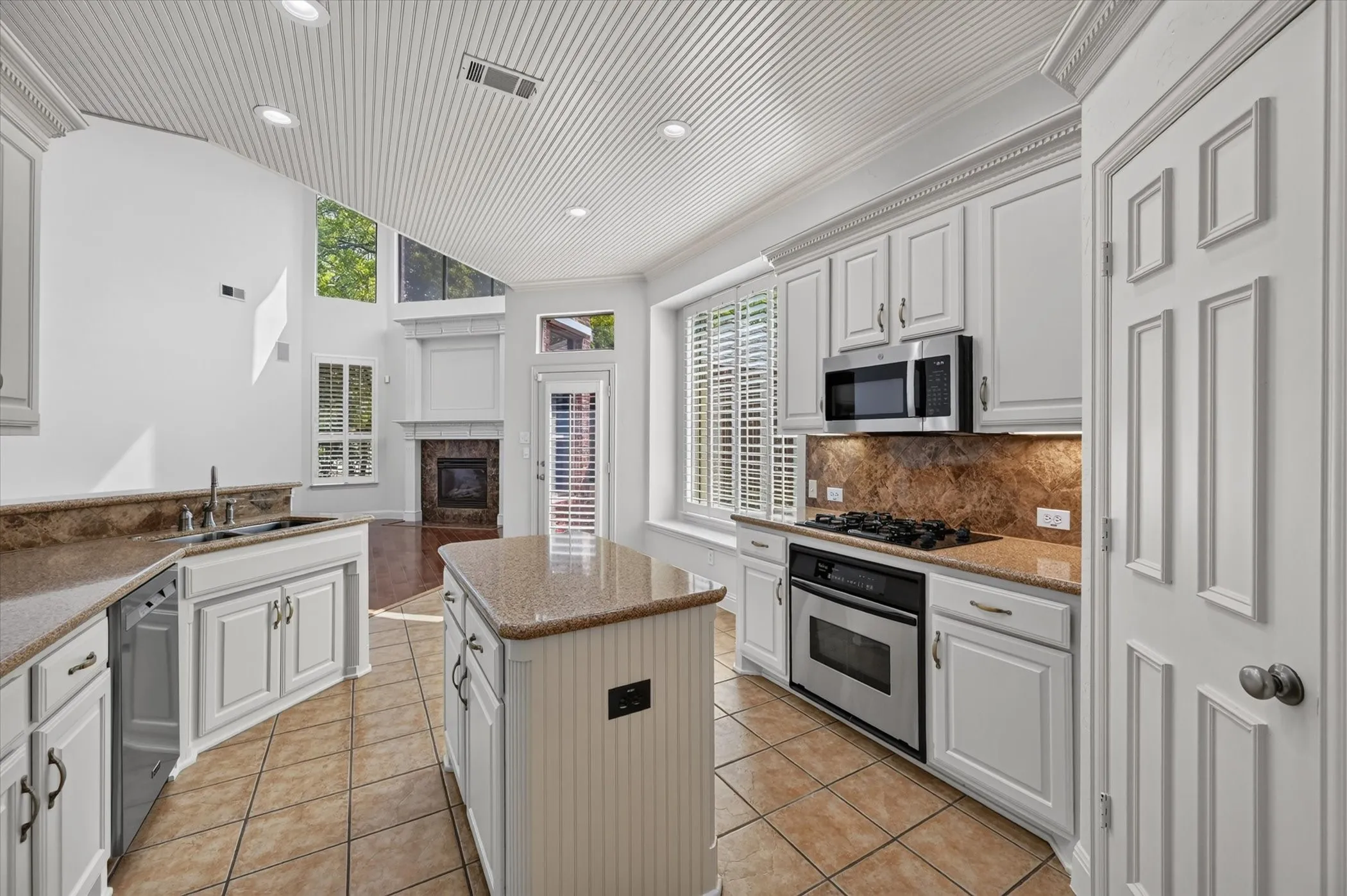 Single Family Residence For Sale in Tarrant County , 2512 Kodiak Circle, Euless, Texas 76039, 4 Bedroom, 4 Bathroom, 2 Garage spaces, 3,273 Sqft, built in 2004, mls#21396240, Real Estate Agent in Euless, Homes For Sale in Tarrant county, Homes For Sale in Euless, Realtor in Euless Texas, Real Estate Brokerage Independent Realty Texas, Luminita Cordes Realtor