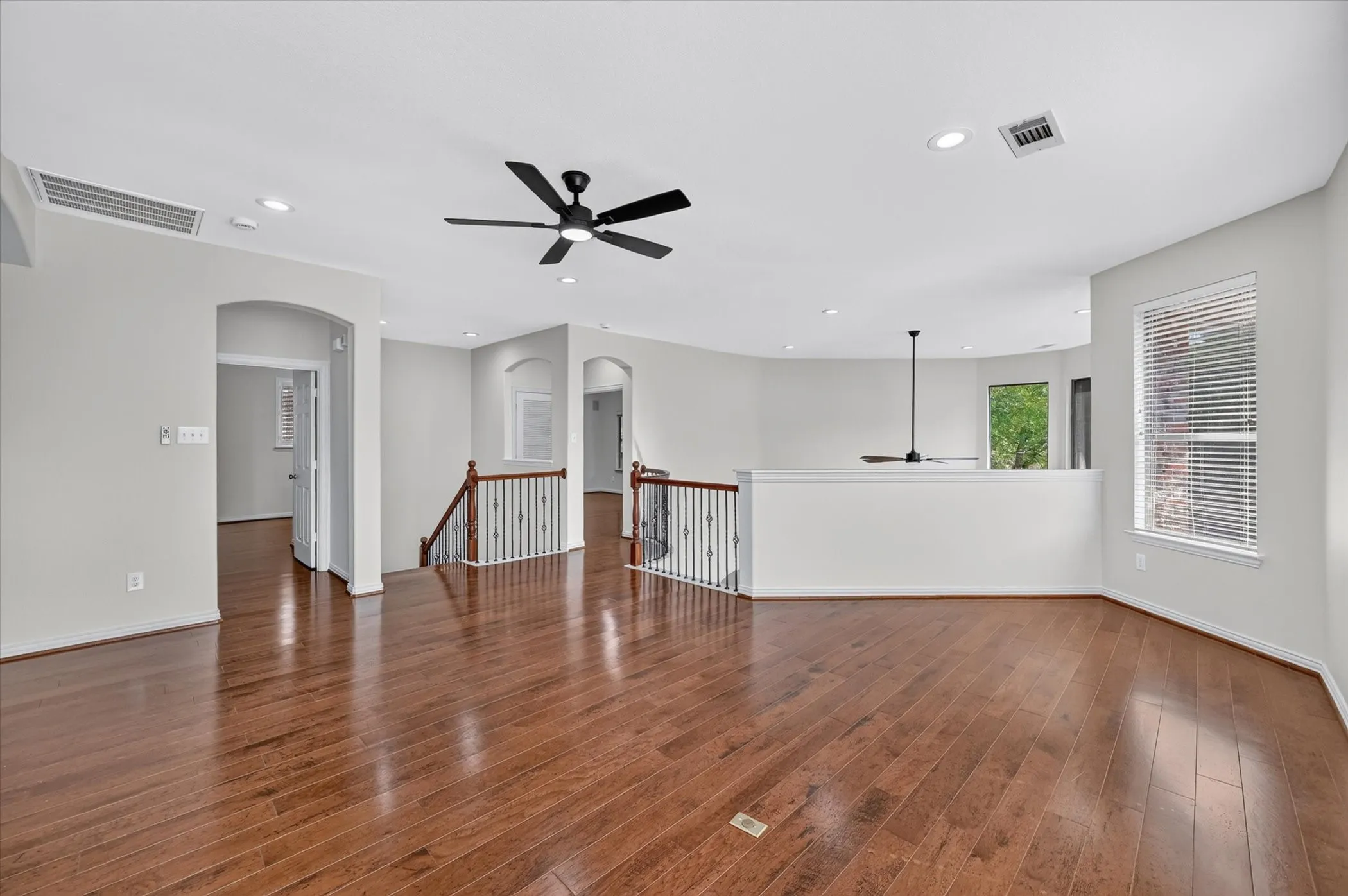 Single Family Residence For Sale in Tarrant County , 2512 Kodiak Circle, Euless, Texas 76039, 4 Bedroom, 4 Bathroom, 2 Garage spaces, 3,273 Sqft, built in 2004, mls#21396240, Real Estate Agent in Euless, Homes For Sale in Tarrant county, Homes For Sale in Euless, Realtor in Euless Texas, Real Estate Brokerage Independent Realty Texas, Luminita Cordes Realtor