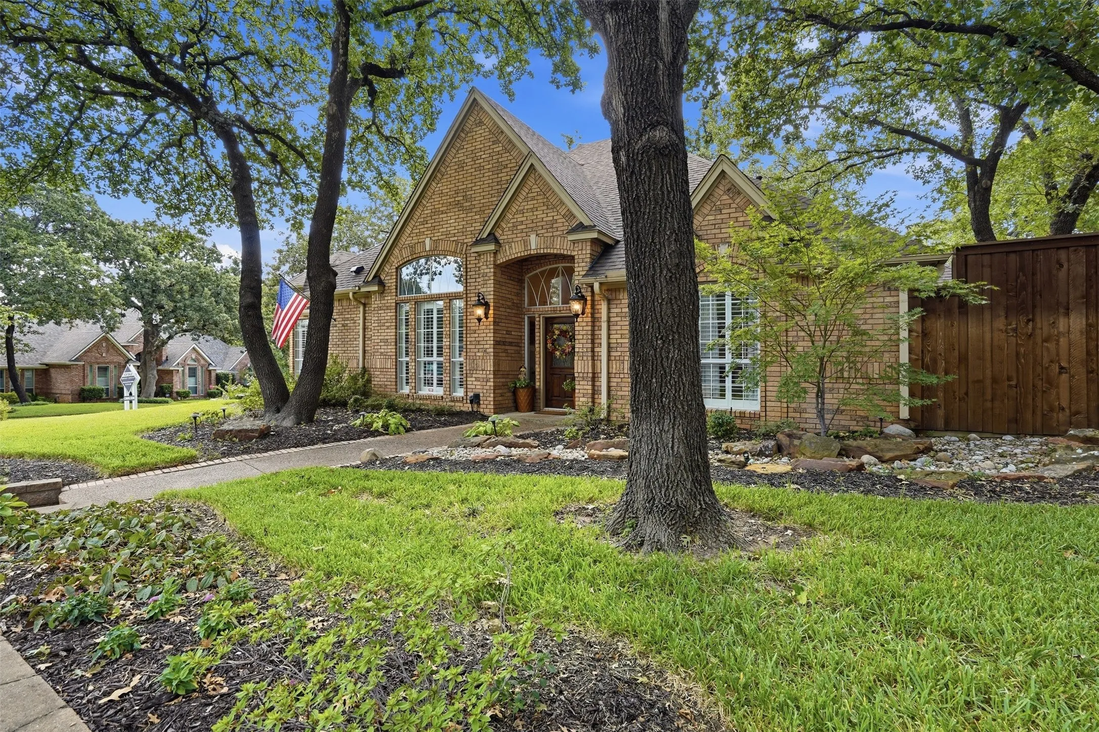 Single Family Residence For Sale in Tarrant County , 924 Ridge Court, Keller, Texas 76248, 4 Bedroom, 4 Bathroom, 2 Garage spaces, 3,300 Sqft, built in 1988, mls#21397428, Real Estate Agent in Keller, Homes For Sale in Tarrant county, Homes For Sale in Keller, Realtor in Keller Texas, Real Estate Brokerage Independent Realty Texas, Luminita Cordes Realtor