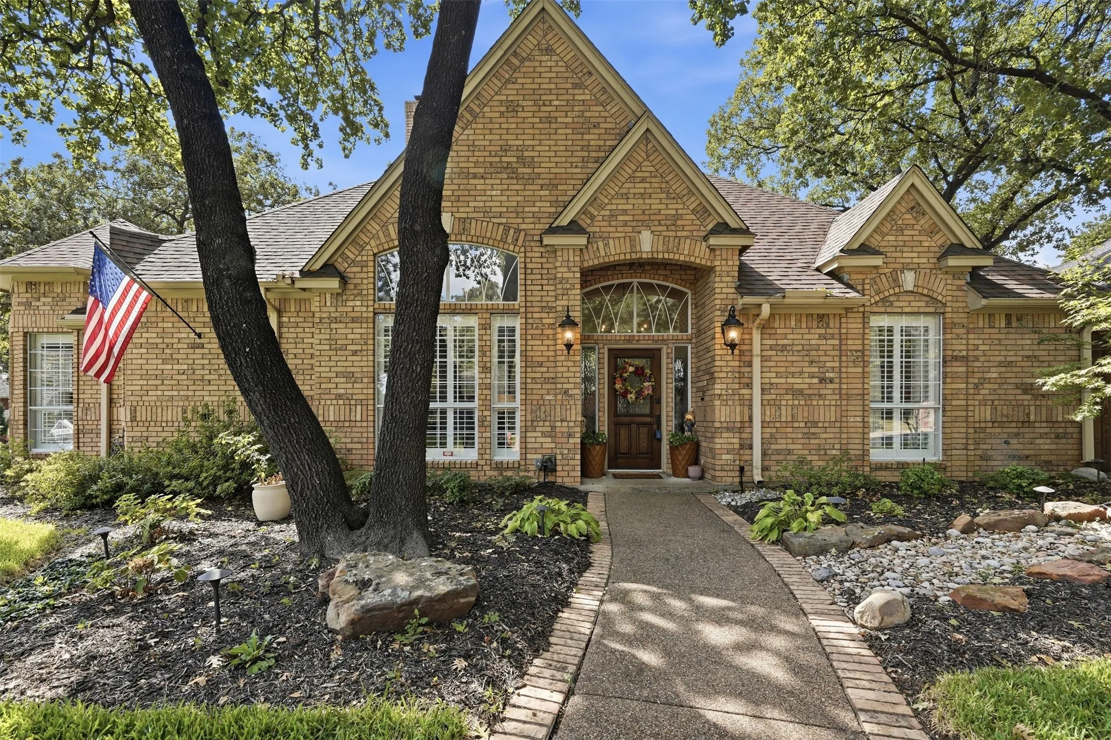 Single Family Residence For Sale in Tarrant County , 924 Ridge Court, Keller, Texas 76248, 4 Bedroom, 4 Bathroom, 2 Garage spaces, 3,300 Sqft, built in 1988, mls#21397428, Real Estate Agent in Keller, Homes For Sale in Tarrant county, Homes For Sale in Keller, Realtor in Keller Texas, Real Estate Brokerage Independent Realty Texas, Luminita Cordes Realtor