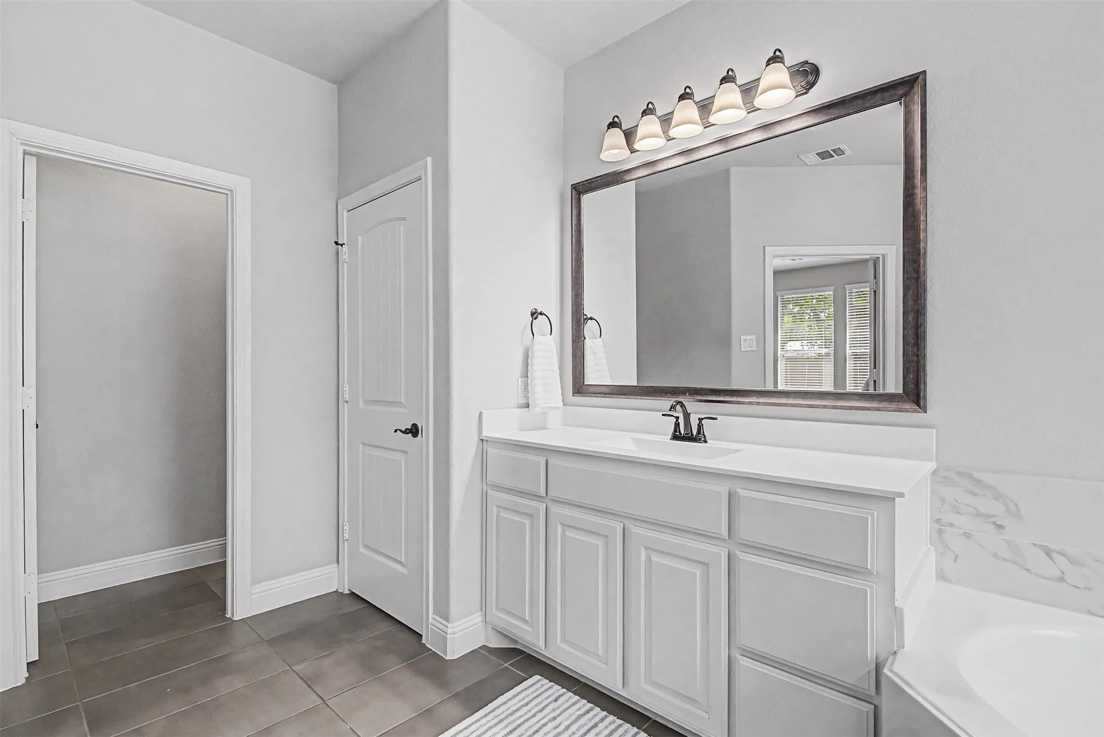 Single Family Residence For Sale in Johnson County , 1025 Whitetail Court, Joshua, Texas 76058, 4 Bedroom, 4 Bathroom, 2 Garage spaces, 3,472 Sqft, built in 2020, mls#21385467, Real Estate Agent in Joshua, Homes For Sale in Johnson county, Homes For Sale in Joshua, Realtor in Joshua Texas, Real Estate Brokerage Independent Realty Texas, Luminita Cordes Realtor