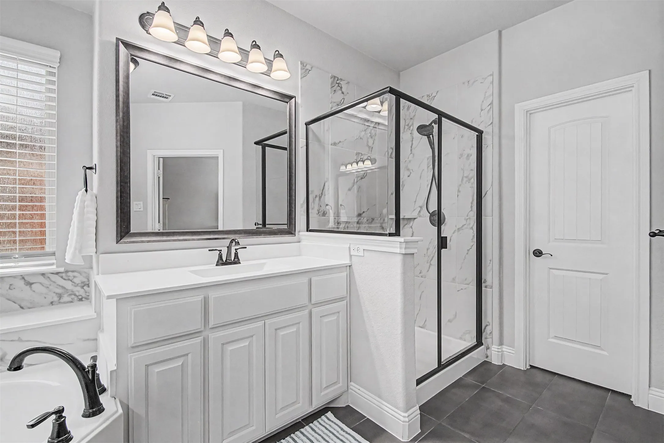 Single Family Residence For Sale in Johnson County , 1025 Whitetail Court, Joshua, Texas 76058, 4 Bedroom, 4 Bathroom, 2 Garage spaces, 3,472 Sqft, built in 2020, mls#21385467, Real Estate Agent in Joshua, Homes For Sale in Johnson county, Homes For Sale in Joshua, Realtor in Joshua Texas, Real Estate Brokerage Independent Realty Texas, Luminita Cordes Realtor