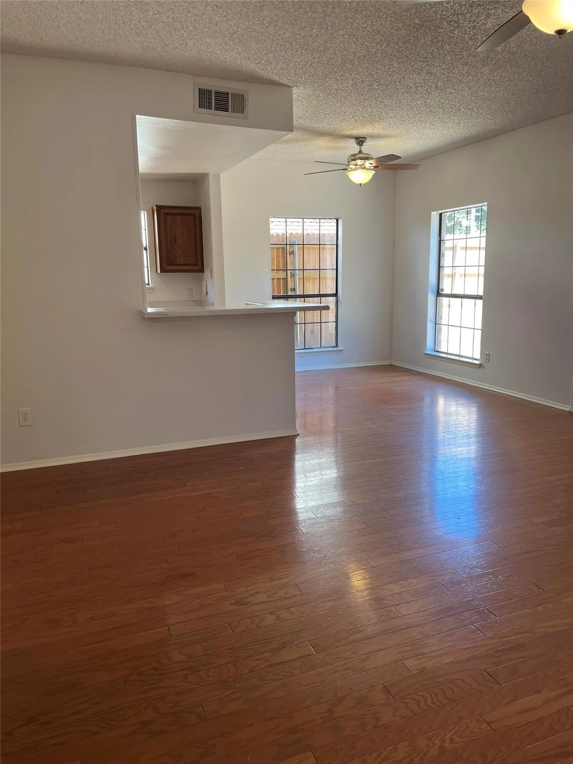 Single Family Residence For Rent in Denton County , 3116 Renaissance Drive, Dallas, Texas 75287, 3 Bedroom, 3 Bathroom, 2 Garage spaces, 1,734 Sqft, built in 1986, mls#21391257, Real Estate Agent in Dallas, Homes For Rent in Denton county, Homes For Rent in Dallas, Realtor in Dallas Texas, Real Estate Brokerage Independent Realty Texas, Luminita Cordes Realtor