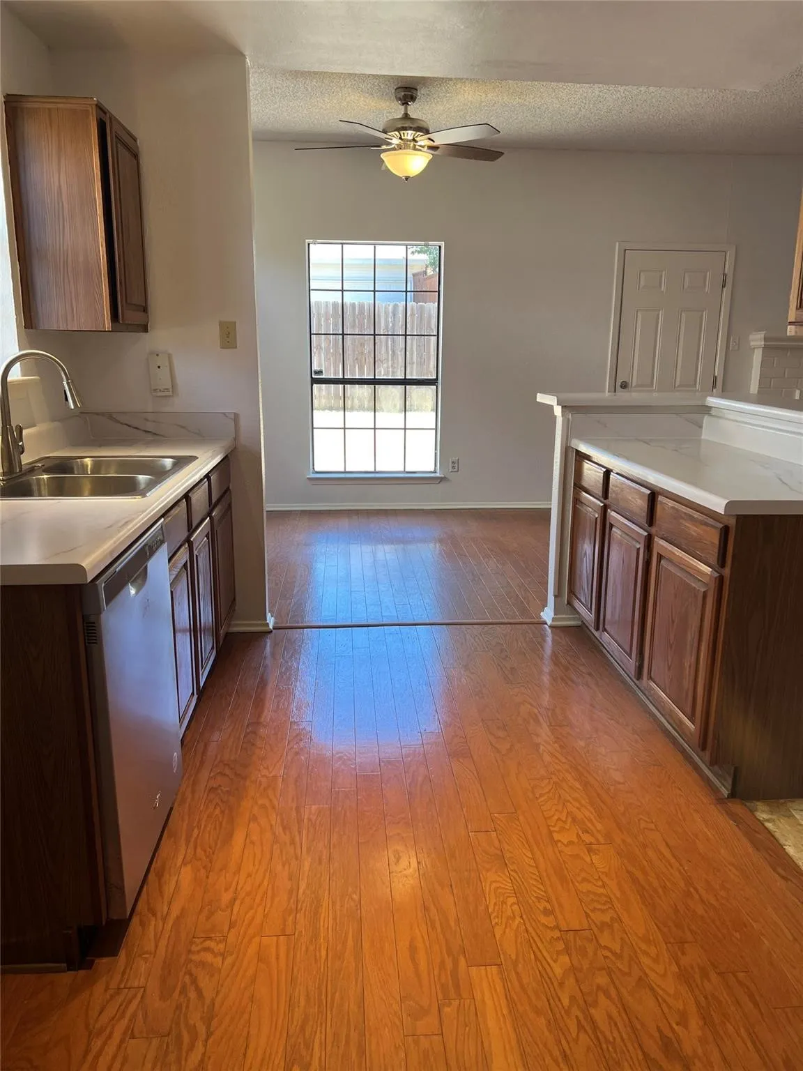 Single Family Residence For Rent in Denton County , 3116 Renaissance Drive, Dallas, Texas 75287, 3 Bedroom, 3 Bathroom, 2 Garage spaces, 1,734 Sqft, built in 1986, mls#21391257, Real Estate Agent in Dallas, Homes For Rent in Denton county, Homes For Rent in Dallas, Realtor in Dallas Texas, Real Estate Brokerage Independent Realty Texas, Luminita Cordes Realtor