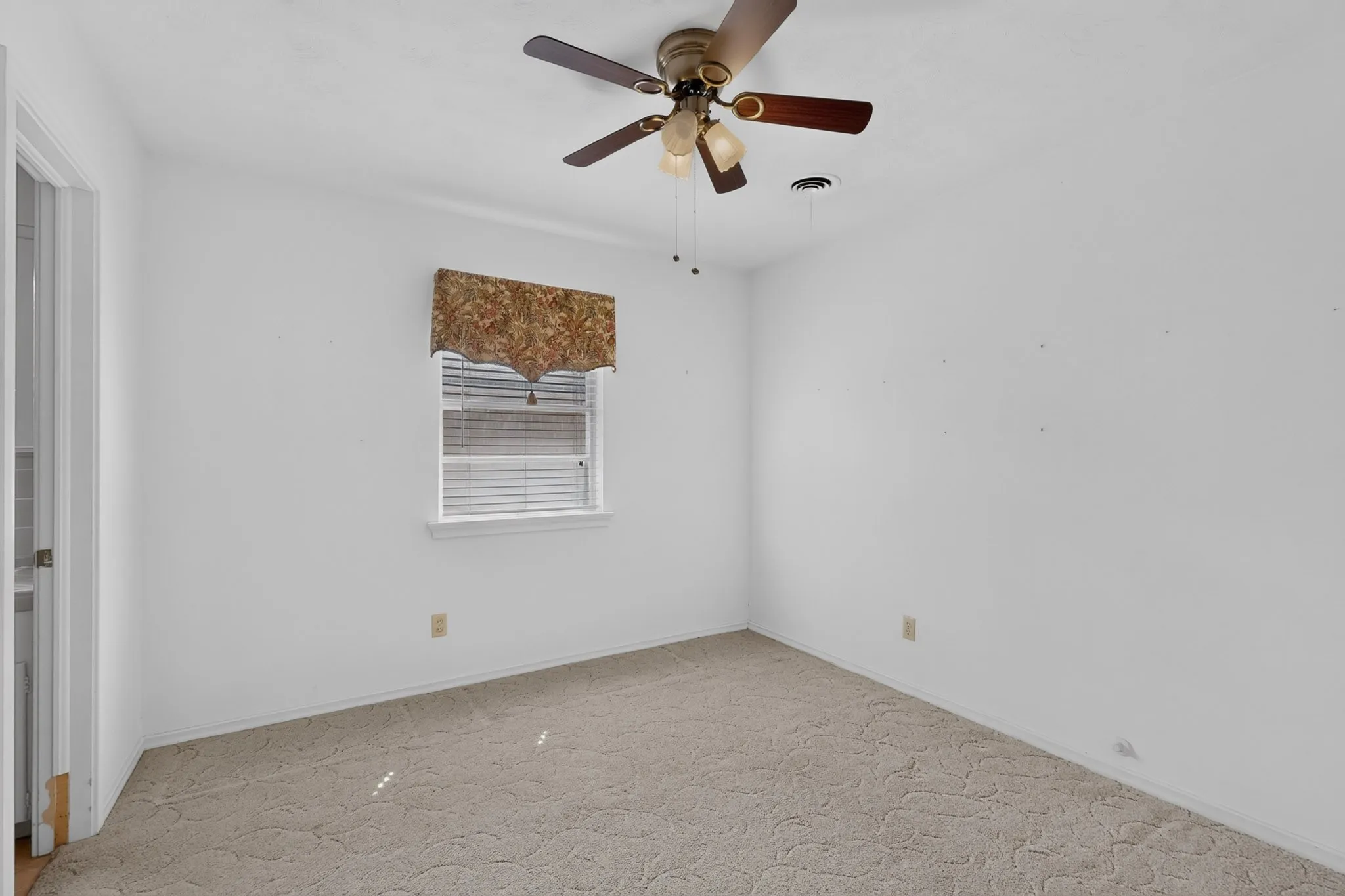 Single Family Residence For Sale in Dallas County , 3719 Rock Bluff Drive, Dallas, Texas 75227, 3 Bedroom, 2 Bathroom, 2 Garage spaces, 1,639 Sqft, built in 1960, mls#21400535, Real Estate Agent in Dallas, Homes For Sale in Dallas county, Homes For Sale in Dallas, Realtor in Dallas Texas, Real Estate Brokerage Independent Realty Texas, Luminita Cordes Realtor
