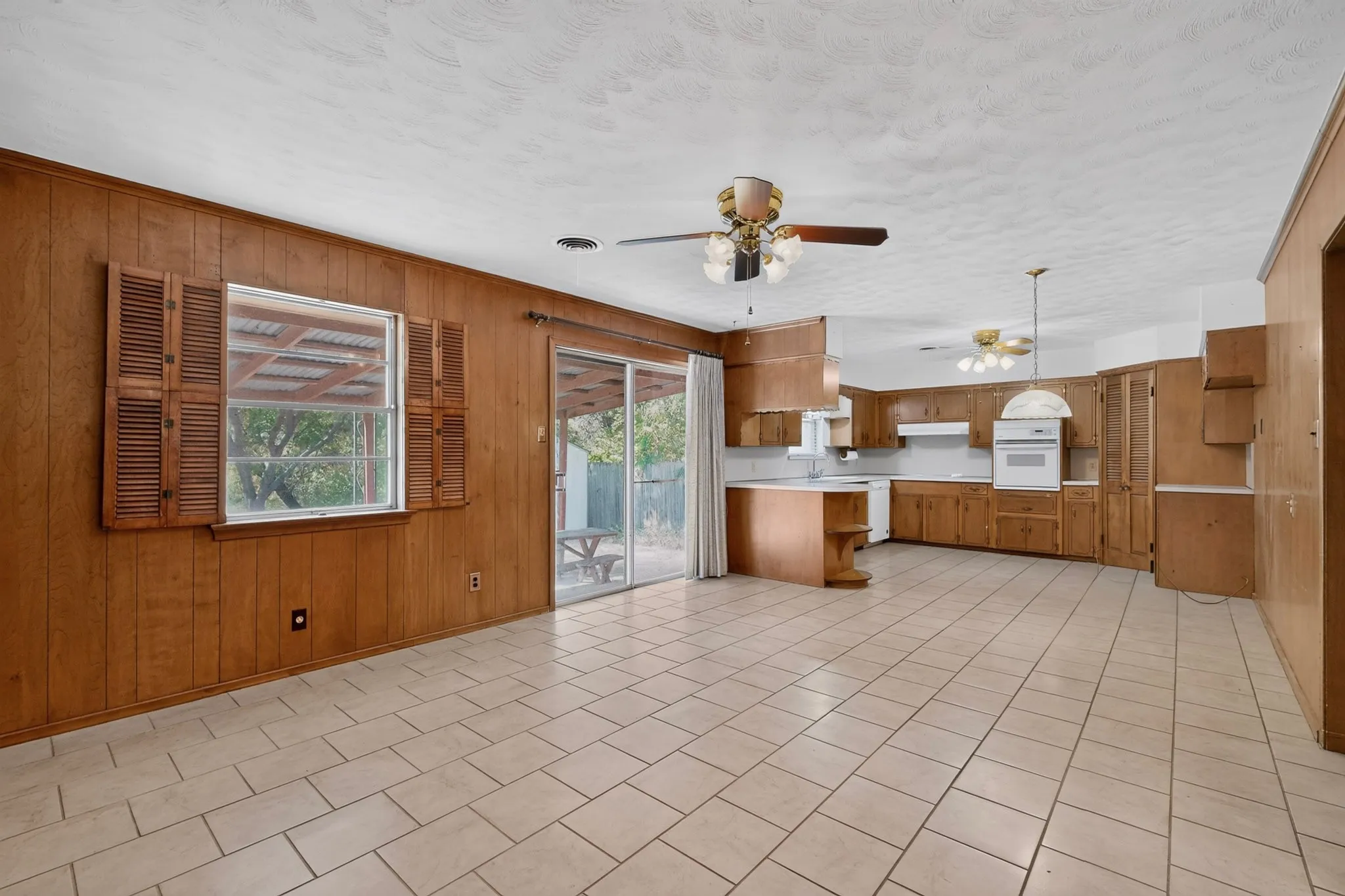 Single Family Residence For Sale in Dallas County , 3719 Rock Bluff Drive, Dallas, Texas 75227, 3 Bedroom, 2 Bathroom, 2 Garage spaces, 1,639 Sqft, built in 1960, mls#21400535, Real Estate Agent in Dallas, Homes For Sale in Dallas county, Homes For Sale in Dallas, Realtor in Dallas Texas, Real Estate Brokerage Independent Realty Texas, Luminita Cordes Realtor
