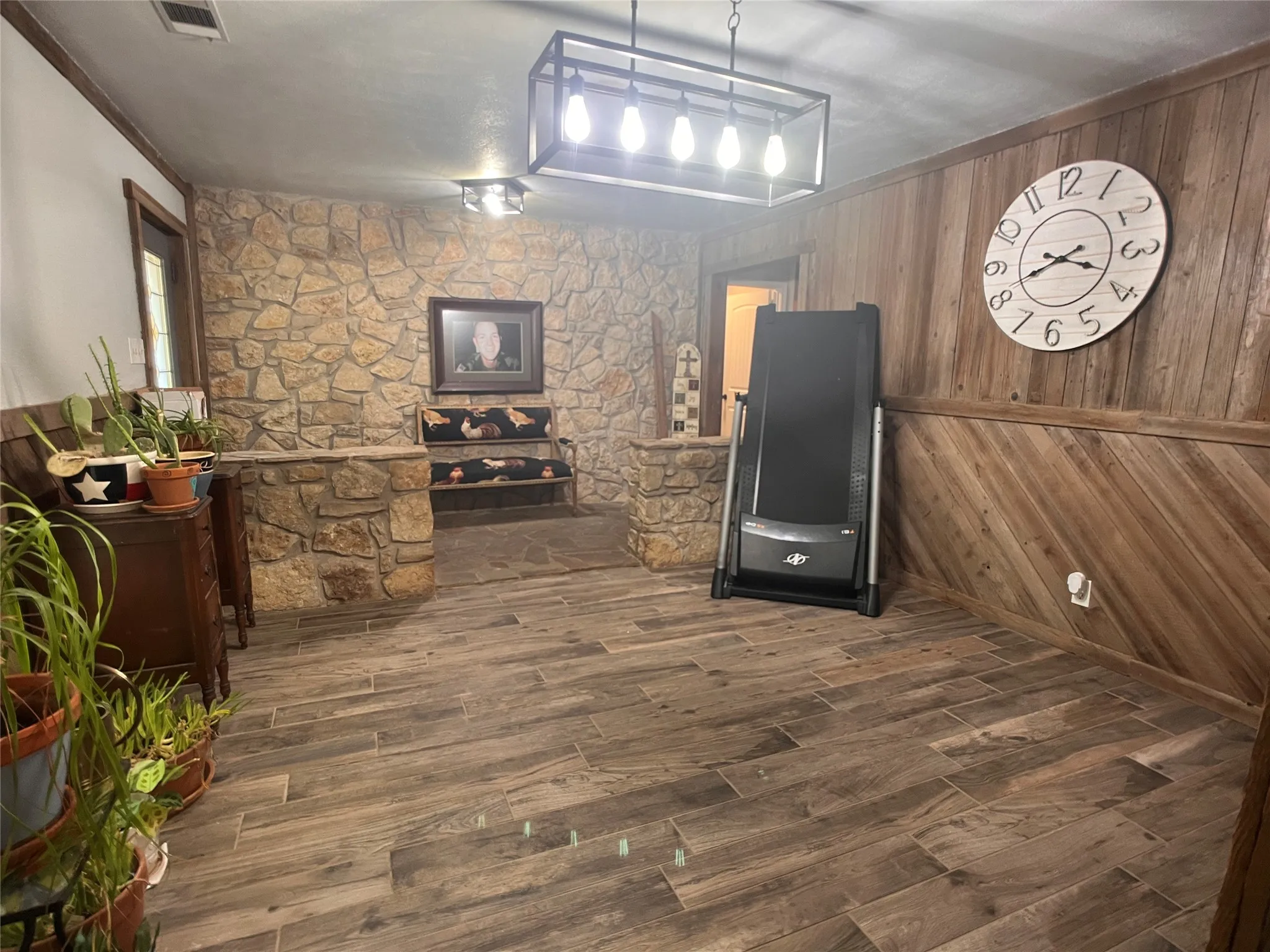 Entry/sitting area-Could be used as Formal Dining Area - Currently empty
