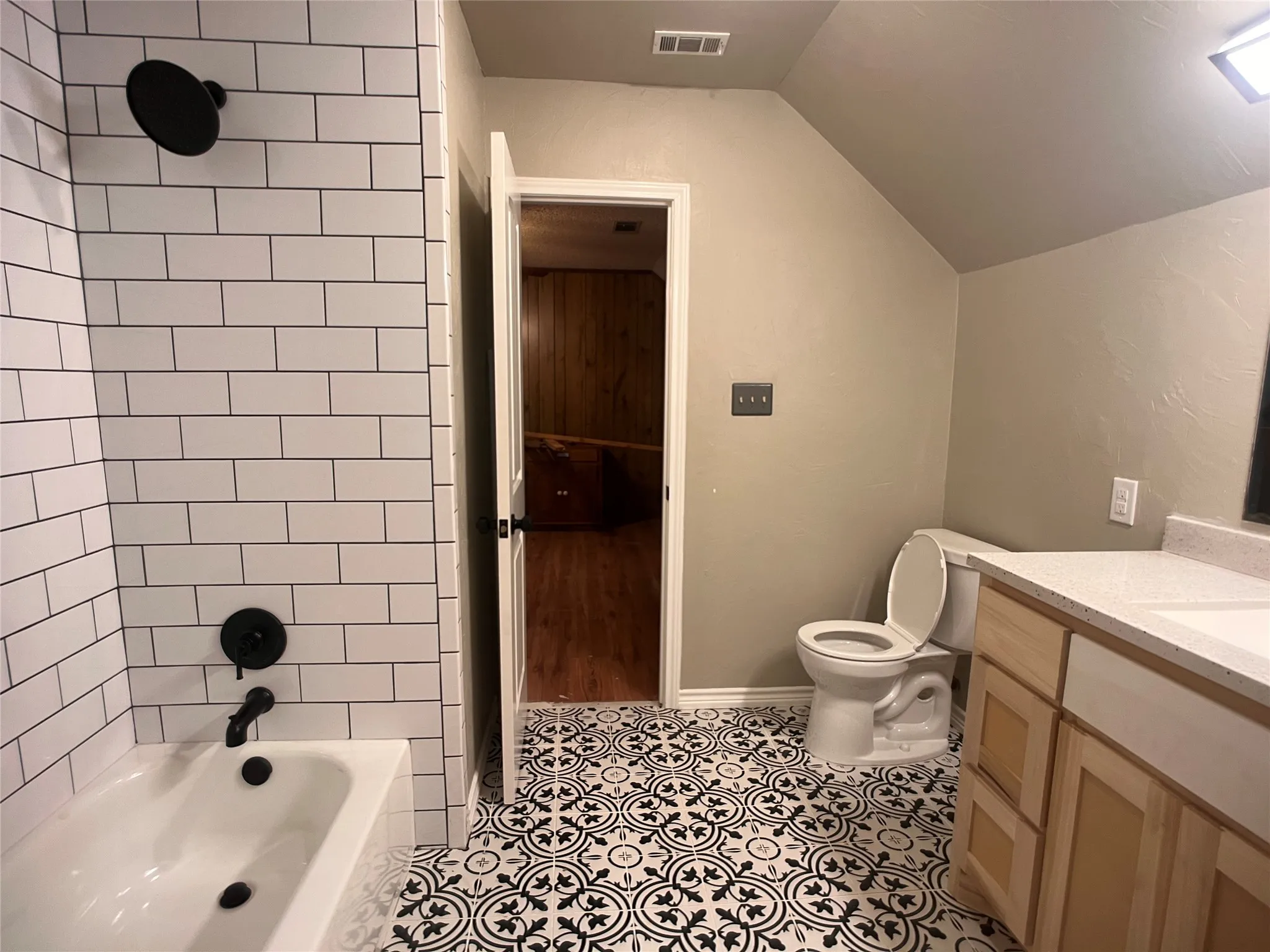Single Family Residence For Sale in Hill County , 107 Private Road 21055, Whitney, Texas 76692, 4 Bedroom, 3 Bathroom, 2 Garage spaces, 4,096 Sqft, built in 1984, mls#21400732, Real Estate Agent in Whitney, Homes For Sale in Hill county, Homes For Sale in Whitney, Realtor in Whitney Texas, Real Estate Brokerage Independent Realty Texas, Luminita Cordes Realtor