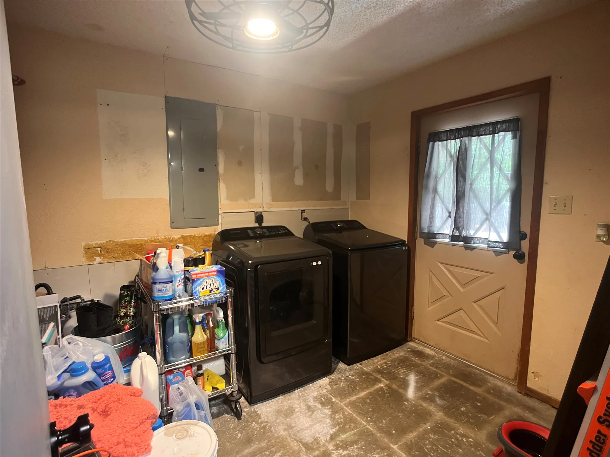 Single Family Residence For Sale in Hill County , 107 Private Road 21055, Whitney, Texas 76692, 4 Bedroom, 3 Bathroom, 2 Garage spaces, 4,096 Sqft, built in 1984, mls#21400732, Real Estate Agent in Whitney, Homes For Sale in Hill county, Homes For Sale in Whitney, Realtor in Whitney Texas, Real Estate Brokerage Independent Realty Texas, Luminita Cordes Realtor