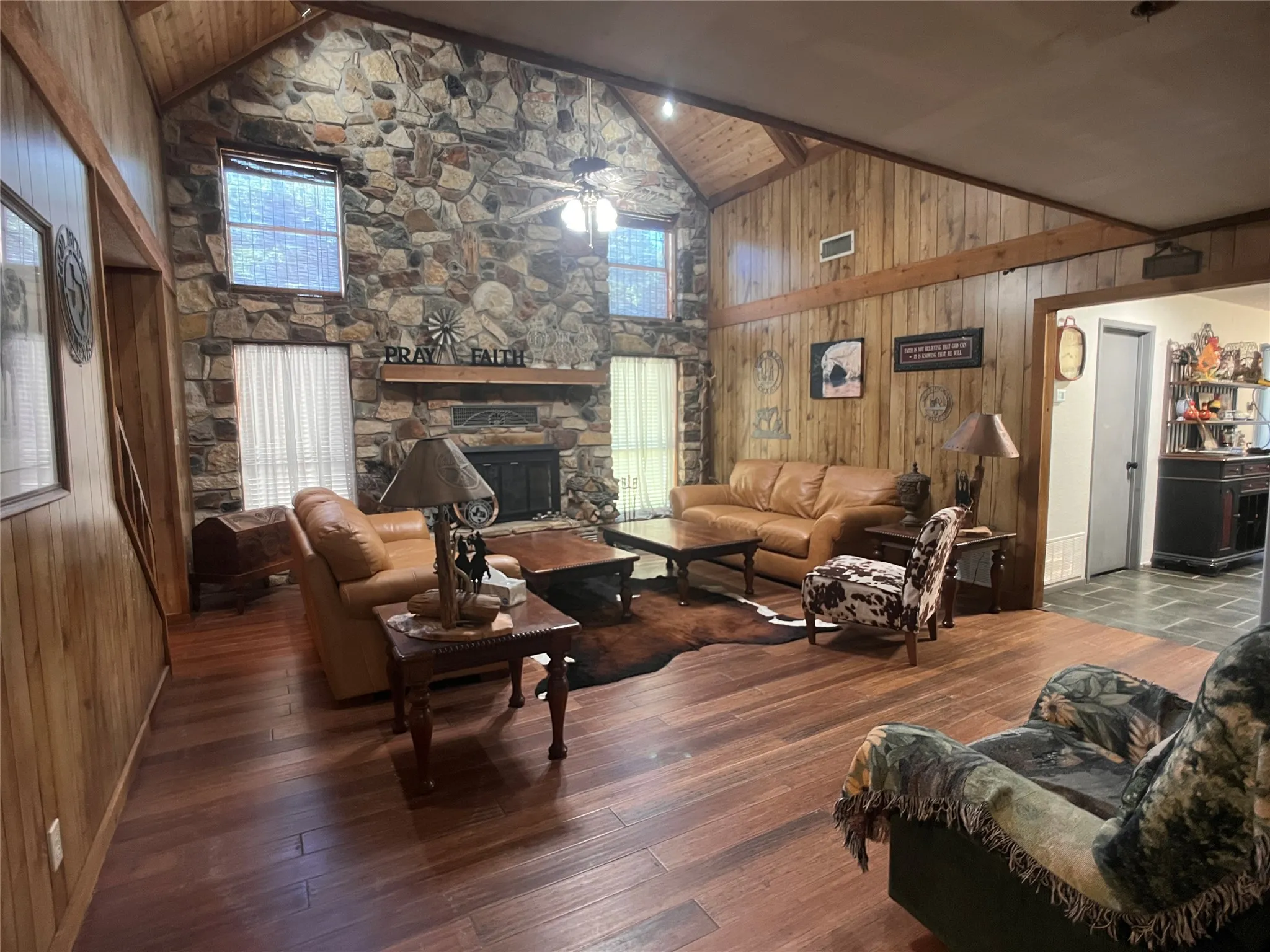 Single Family Residence For Sale in Hill County , 107 Private Road 21055, Whitney, Texas 76692, 4 Bedroom, 3 Bathroom, 2 Garage spaces, 4,096 Sqft, built in 1984, mls#21400732, Real Estate Agent in Whitney, Homes For Sale in Hill county, Homes For Sale in Whitney, Realtor in Whitney Texas, Real Estate Brokerage Independent Realty Texas, Luminita Cordes Realtor