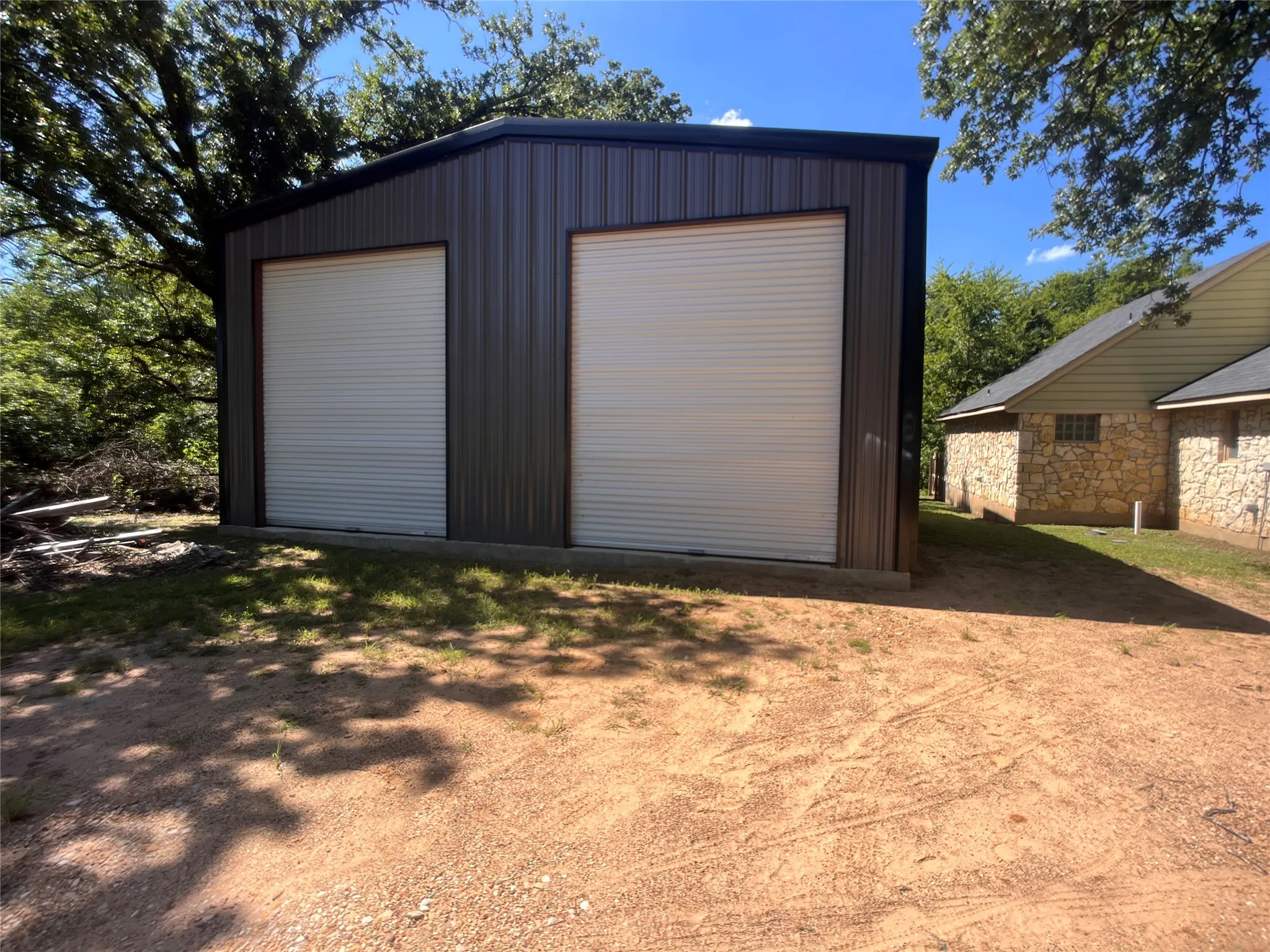 40 x 30 x 15 Shop   2 roll up doors front, one roll up door back
