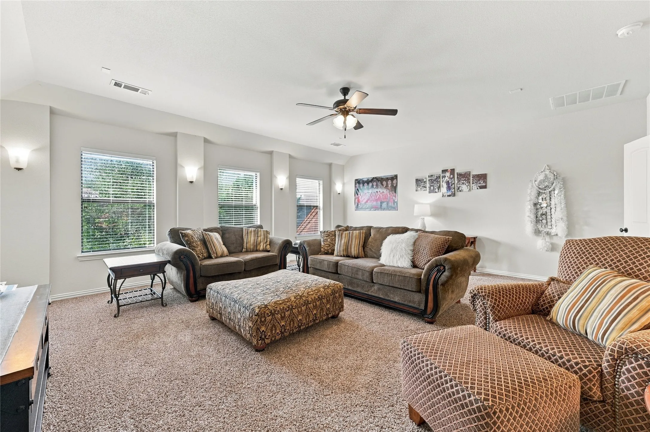 Large gameroom upstairs with doors