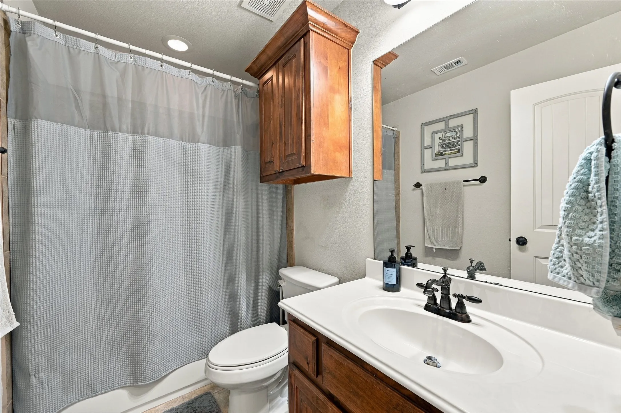Full bath upstairs