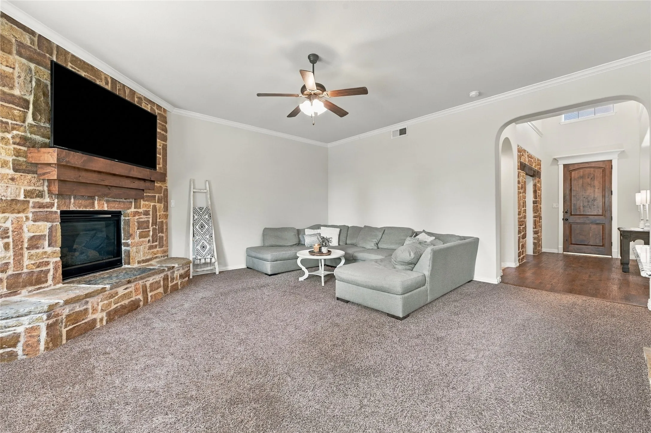 Floor to ceiling fire place