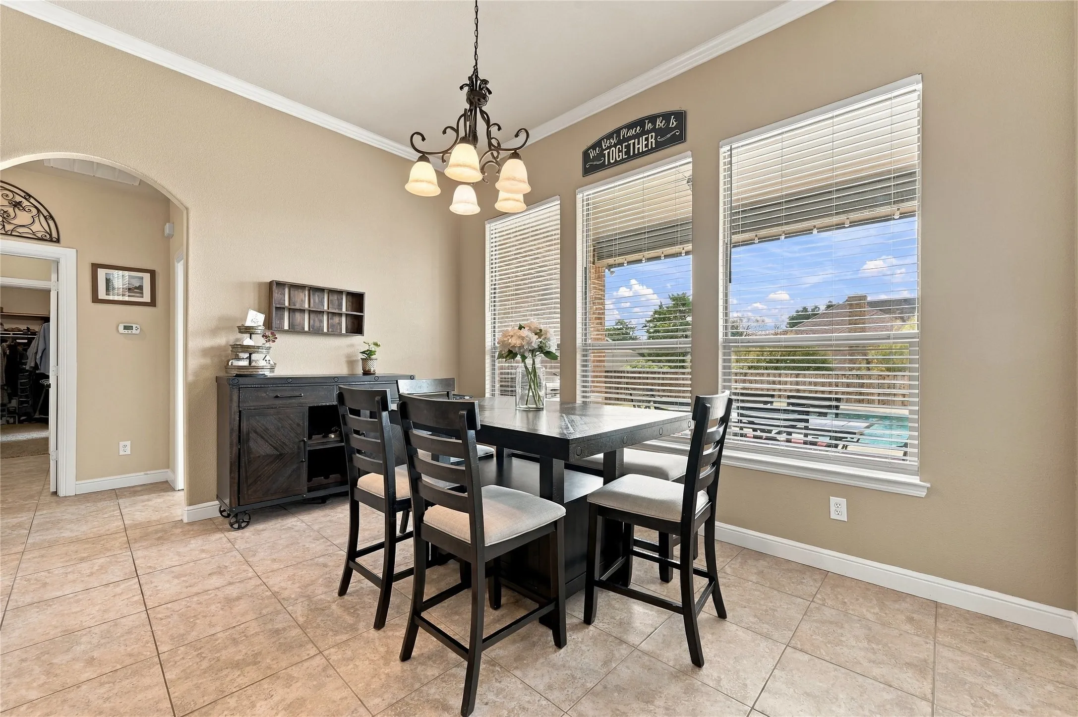 Breakfast nook overlooking the pool