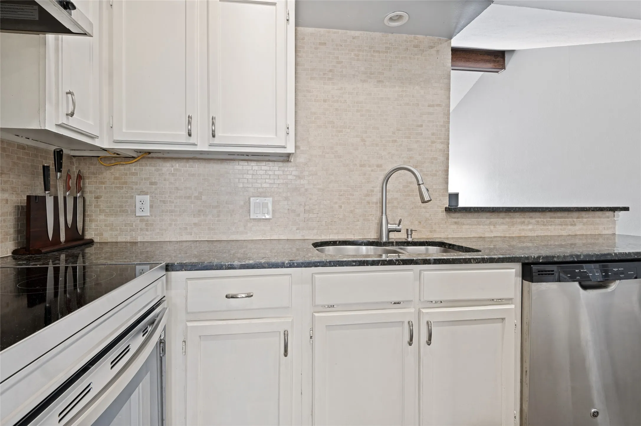 Single Family Residence For Sale in Tarrant County , 500 Bayberry Lane, Euless, Texas 76039, 3 Bedroom, 2 Bathroom, 2 Garage spaces, 1,270 Sqft, built in 1984, mls#21398979, Real Estate Agent in Euless, Homes For Sale in Tarrant county, Homes For Sale in Euless, Realtor in Euless Texas, Real Estate Brokerage Independent Realty Texas, Luminita Cordes Realtor