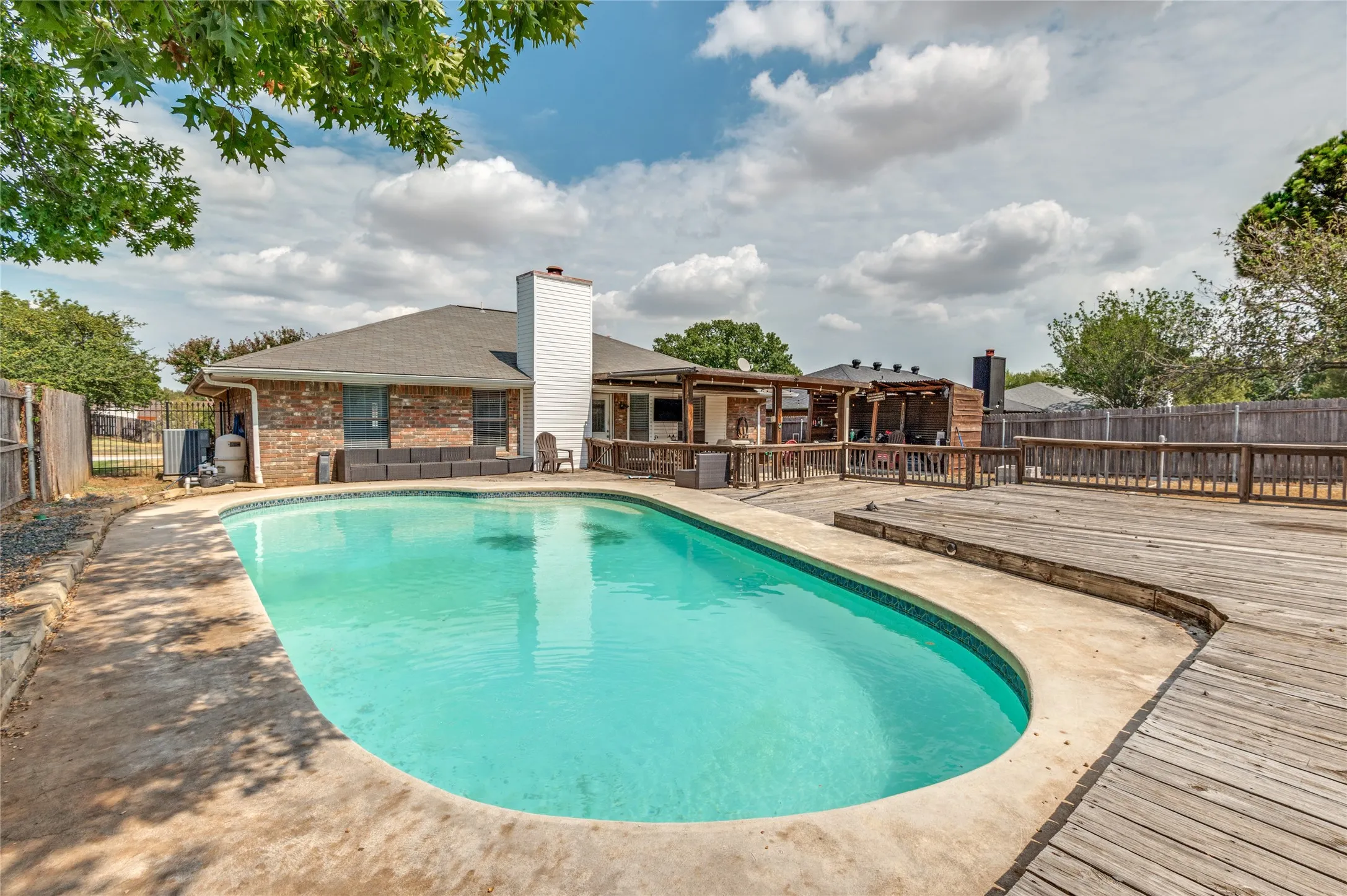 Single Family Residence For Sale in Tarrant County , 500 Bayberry Lane, Euless, Texas 76039, 3 Bedroom, 2 Bathroom, 2 Garage spaces, 1,270 Sqft, built in 1984, mls#21398979, Real Estate Agent in Euless, Homes For Sale in Tarrant county, Homes For Sale in Euless, Realtor in Euless Texas, Real Estate Brokerage Independent Realty Texas, Luminita Cordes Realtor