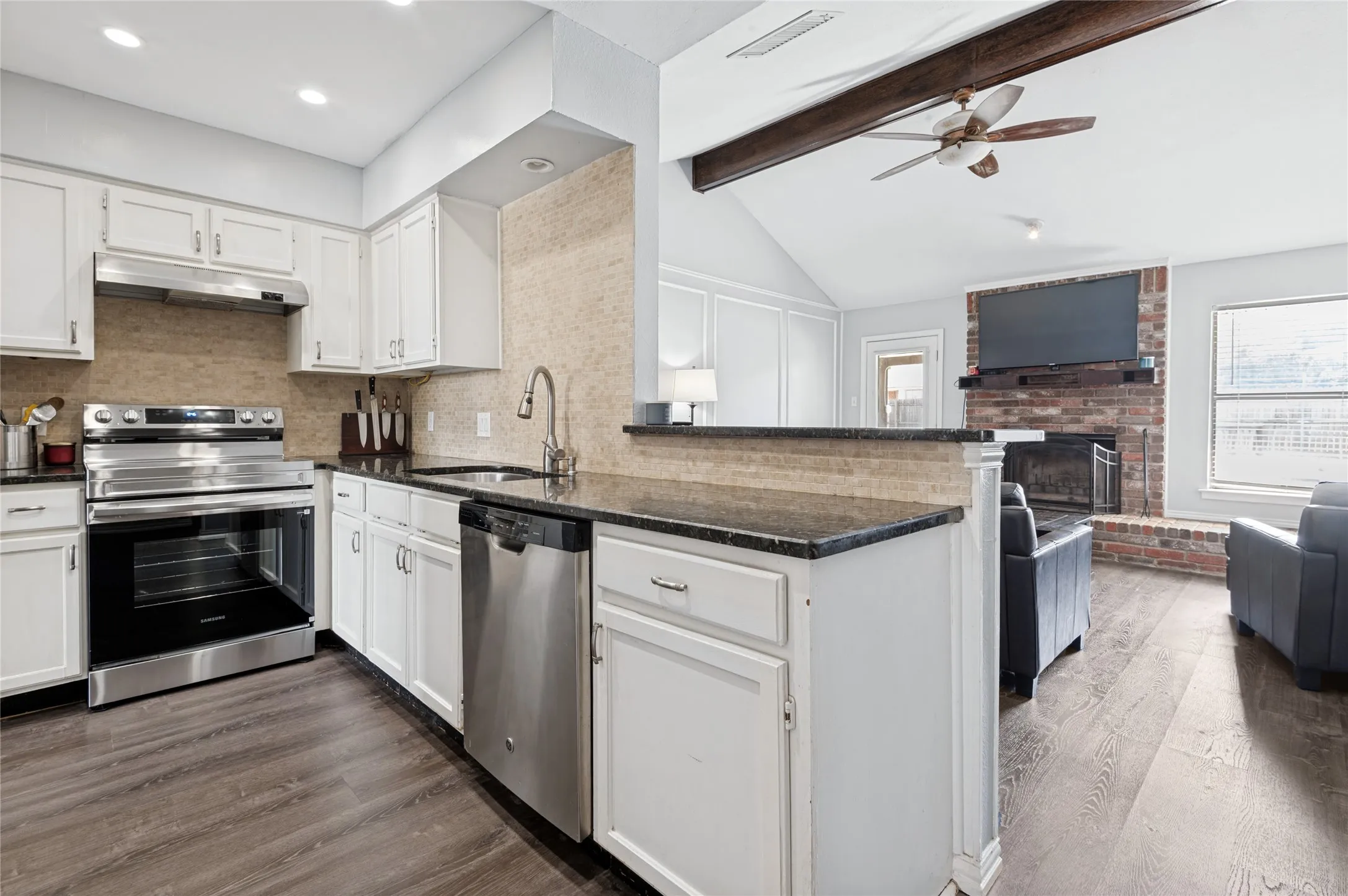 Single Family Residence For Sale in Tarrant County , 500 Bayberry Lane, Euless, Texas 76039, 3 Bedroom, 2 Bathroom, 2 Garage spaces, 1,270 Sqft, built in 1984, mls#21398979, Real Estate Agent in Euless, Homes For Sale in Tarrant county, Homes For Sale in Euless, Realtor in Euless Texas, Real Estate Brokerage Independent Realty Texas, Luminita Cordes Realtor