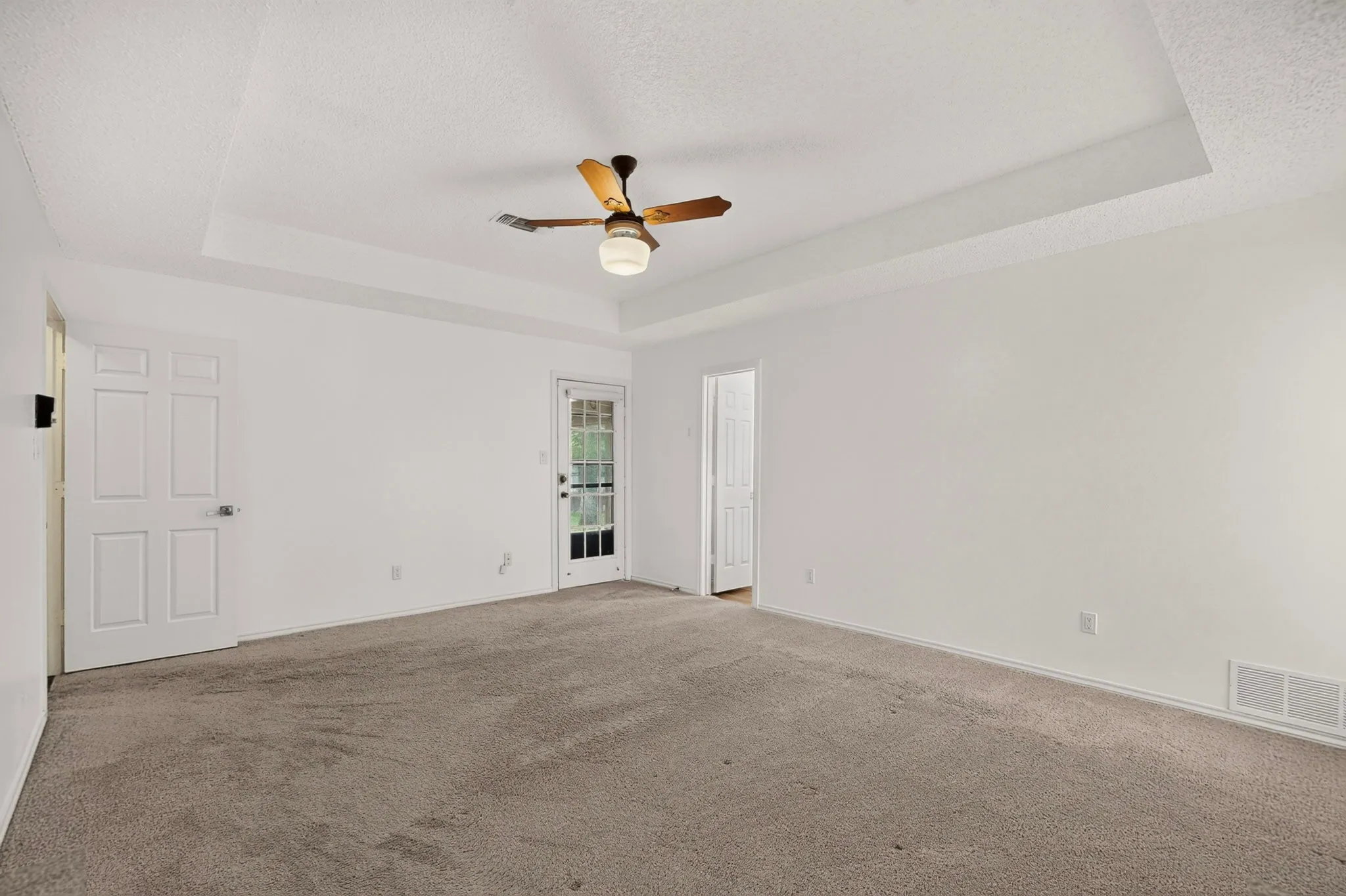 Recessed tray ceiling with a central ceiling fan