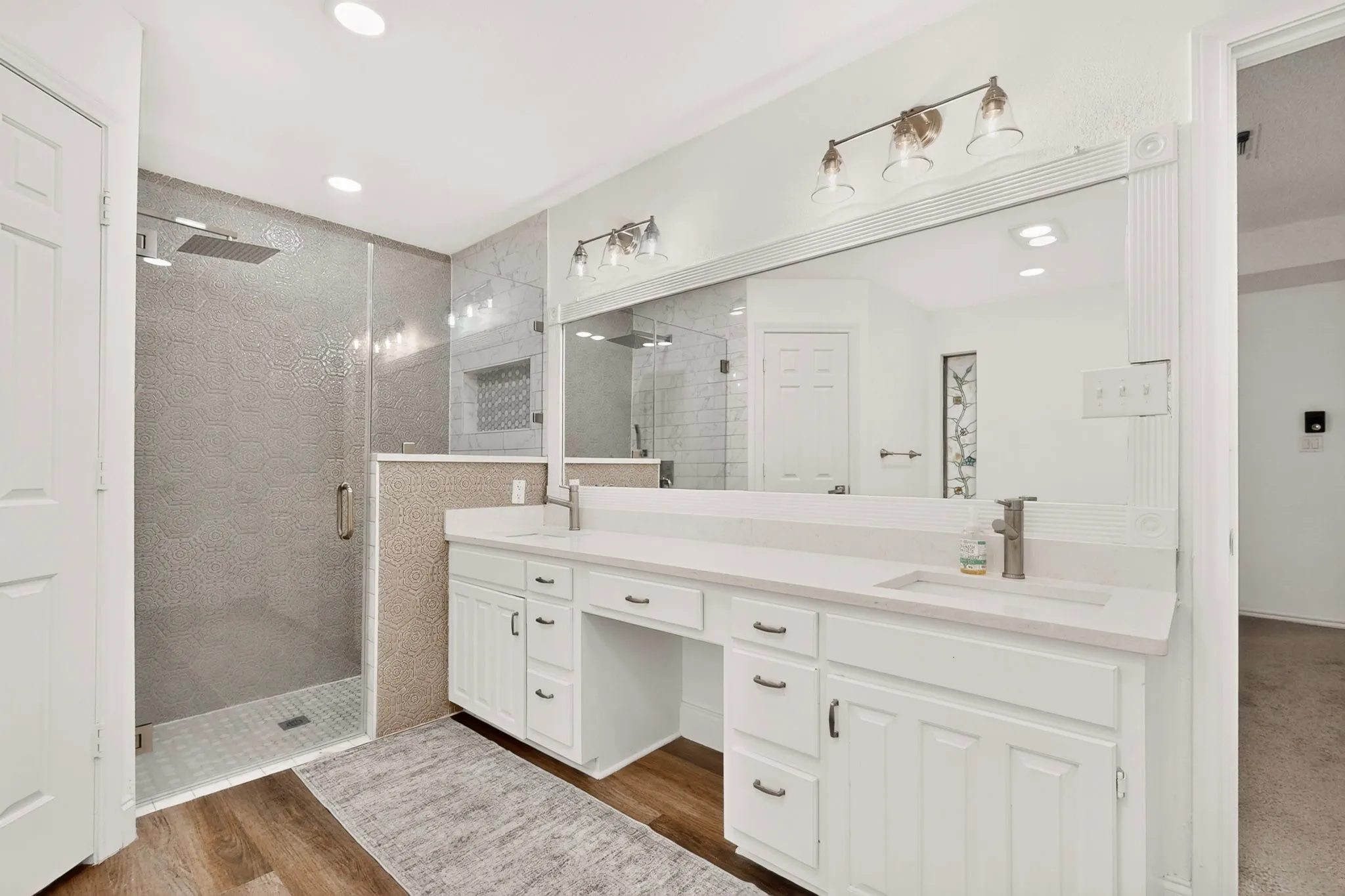 Expansive vanity with double sinks and integrated storage