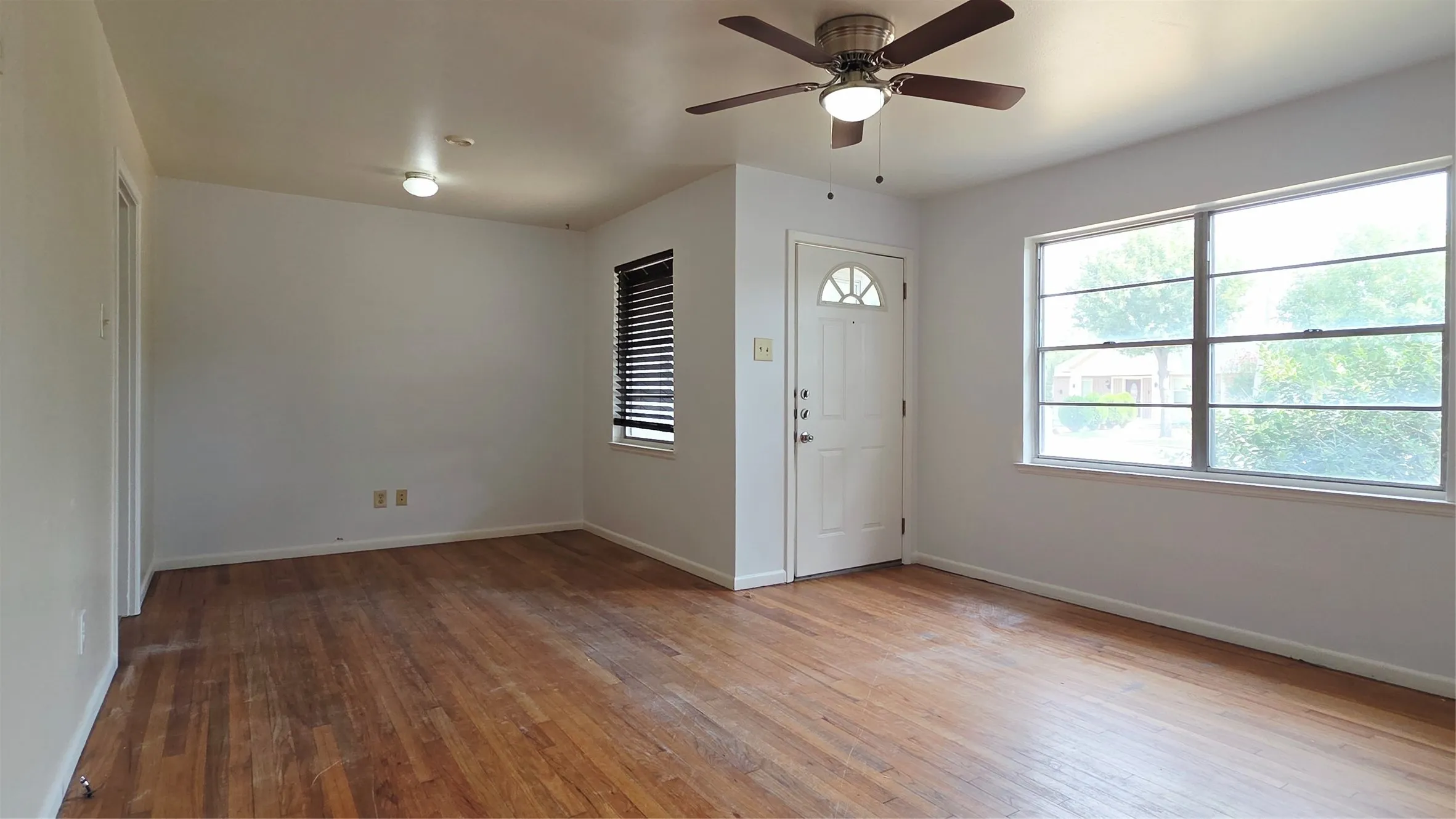 Single Family Residence For Rent in Dallas County , 1623 Milner Road, Irving, Texas 75061, 3 Bedroom, 1 Bathroom, Garage spaces, 1,099 Sqft, built in 1954, mls#21400736, Real Estate Agent in Irving, Homes For Rent in Dallas county, Homes For Rent in Irving, Realtor in Irving Texas, Real Estate Brokerage Independent Realty Texas, Luminita Cordes Realtor