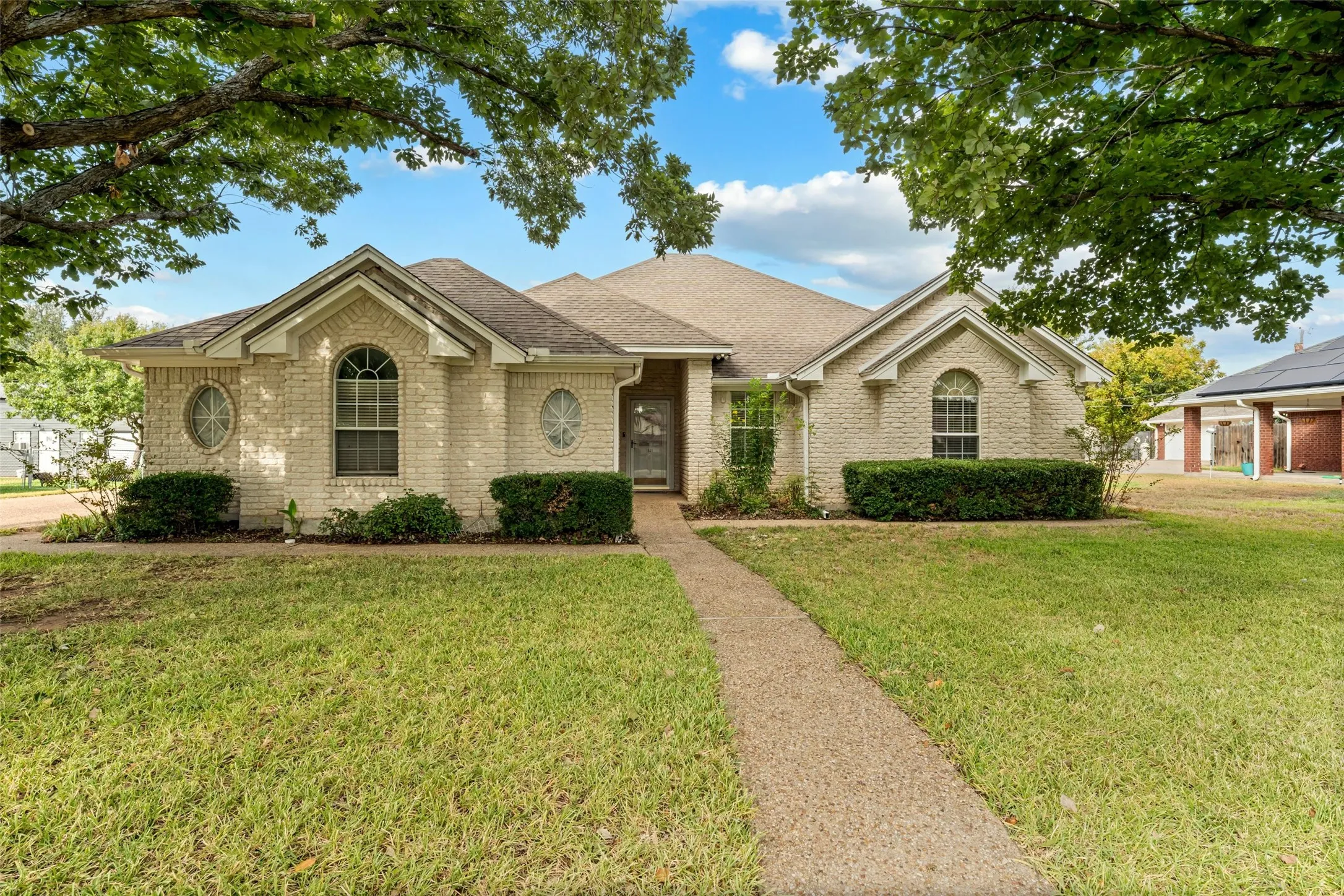 Single Family Residence For Sale in Mc Lennan County , 531 Karen Drive, Robinson, Texas 76706, 4 Bedroom, 2 Bathroom, 2 Garage spaces, 1,595 Sqft, built in 2001, mls#21400593, Real Estate Agent in Robinson, Homes For Sale in Mc Lennan county, Homes For Sale in Robinson, Realtor in Robinson Texas, Real Estate Brokerage Independent Realty Texas, Luminita Cordes Realtor