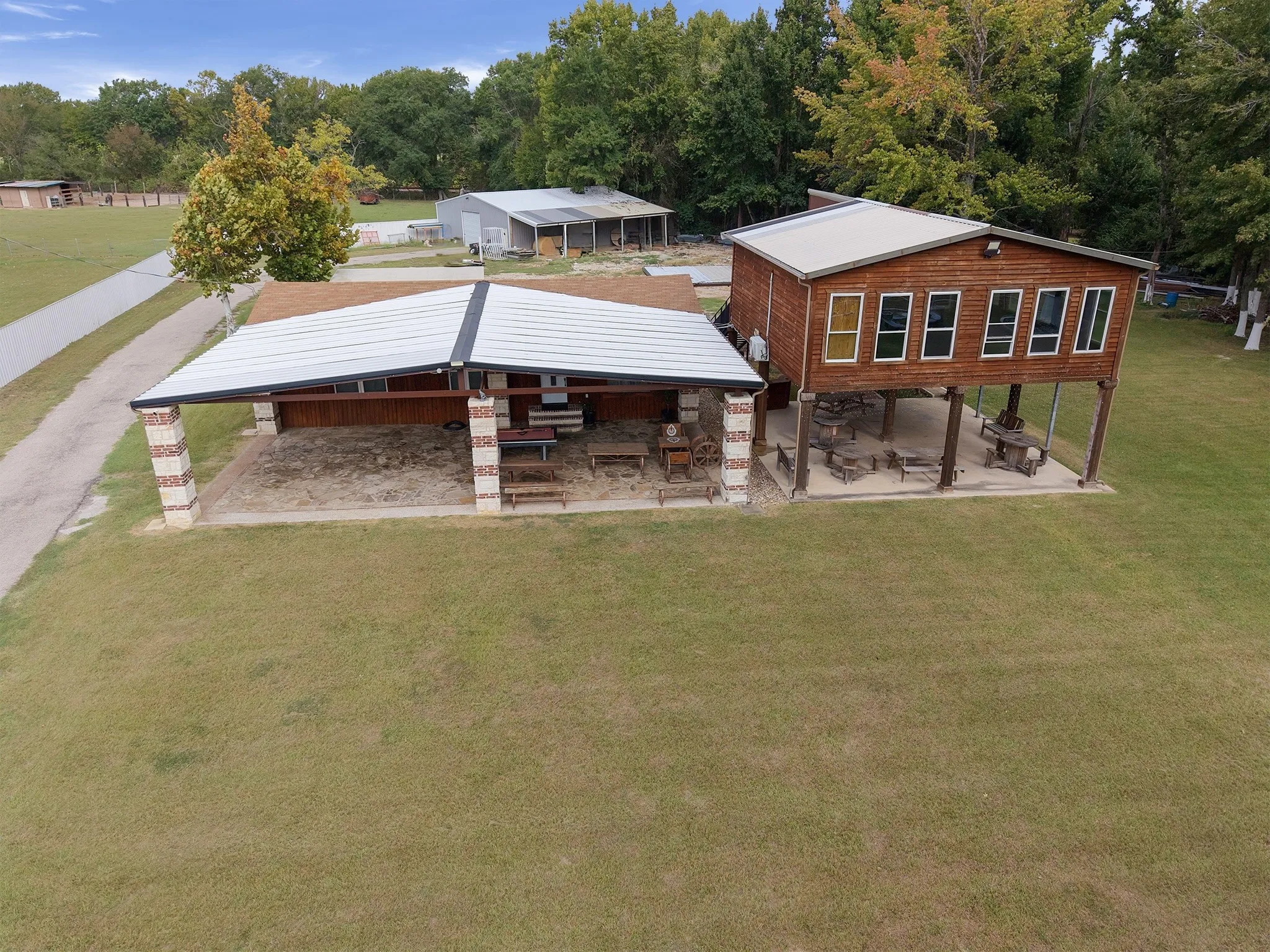 Single Family Residence For Sale in Henderson County , 5989 State Highway 31 E, Murchison, Texas 75778, 4 Bedroom, 3 Bathroom, Garage spaces, 1,152 Sqft, built in 1987, mls#21400742, Real Estate Agent in Murchison, Homes For Sale in Henderson county, Homes For Sale in Murchison, Realtor in Murchison Texas, Real Estate Brokerage Independent Realty Texas, Luminita Cordes Realtor