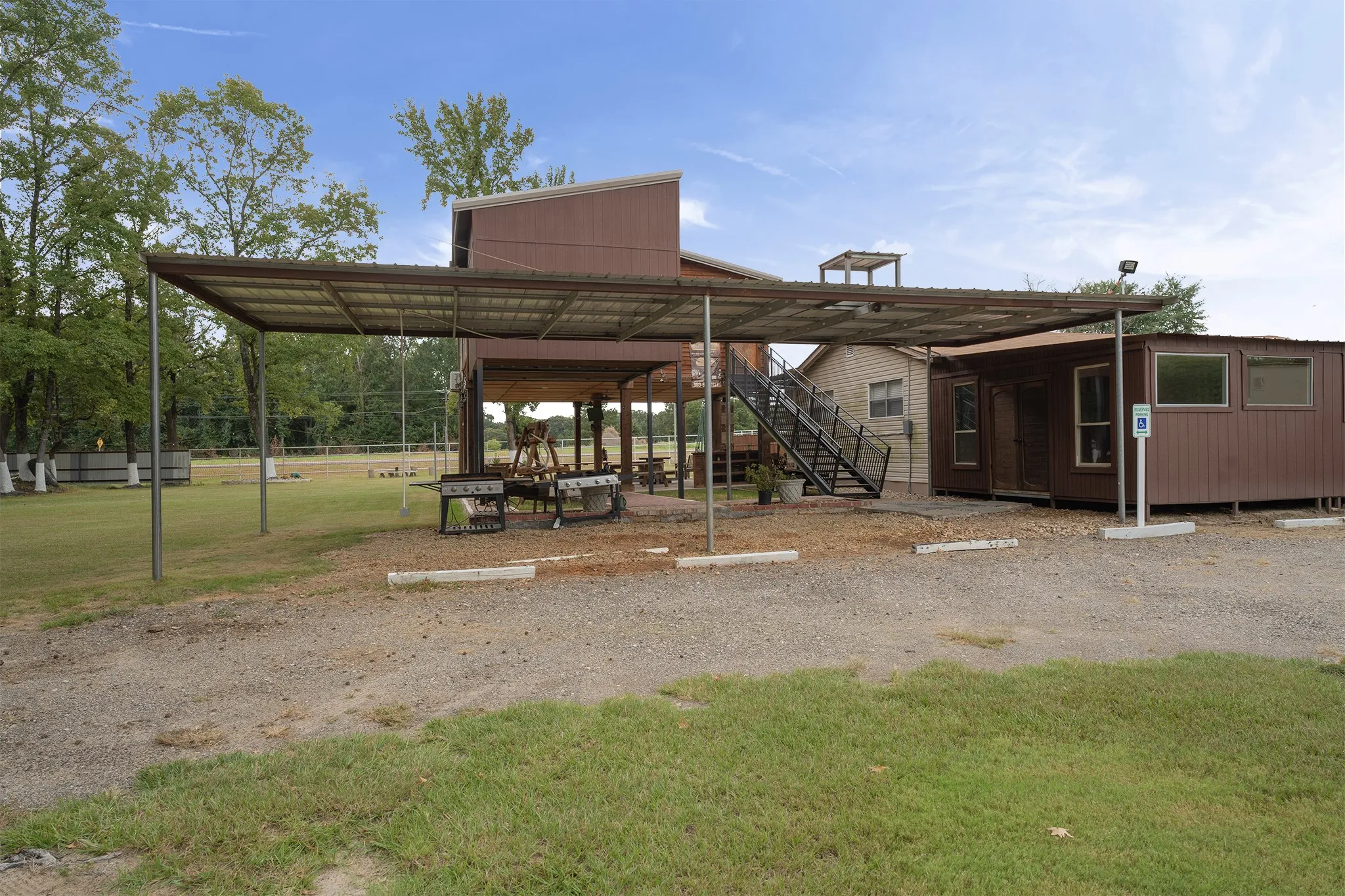 Single Family Residence For Sale in Henderson County , 5989 State Highway 31 E, Murchison, Texas 75778, 4 Bedroom, 3 Bathroom, Garage spaces, 1,152 Sqft, built in 1987, mls#21400742, Real Estate Agent in Murchison, Homes For Sale in Henderson county, Homes For Sale in Murchison, Realtor in Murchison Texas, Real Estate Brokerage Independent Realty Texas, Luminita Cordes Realtor