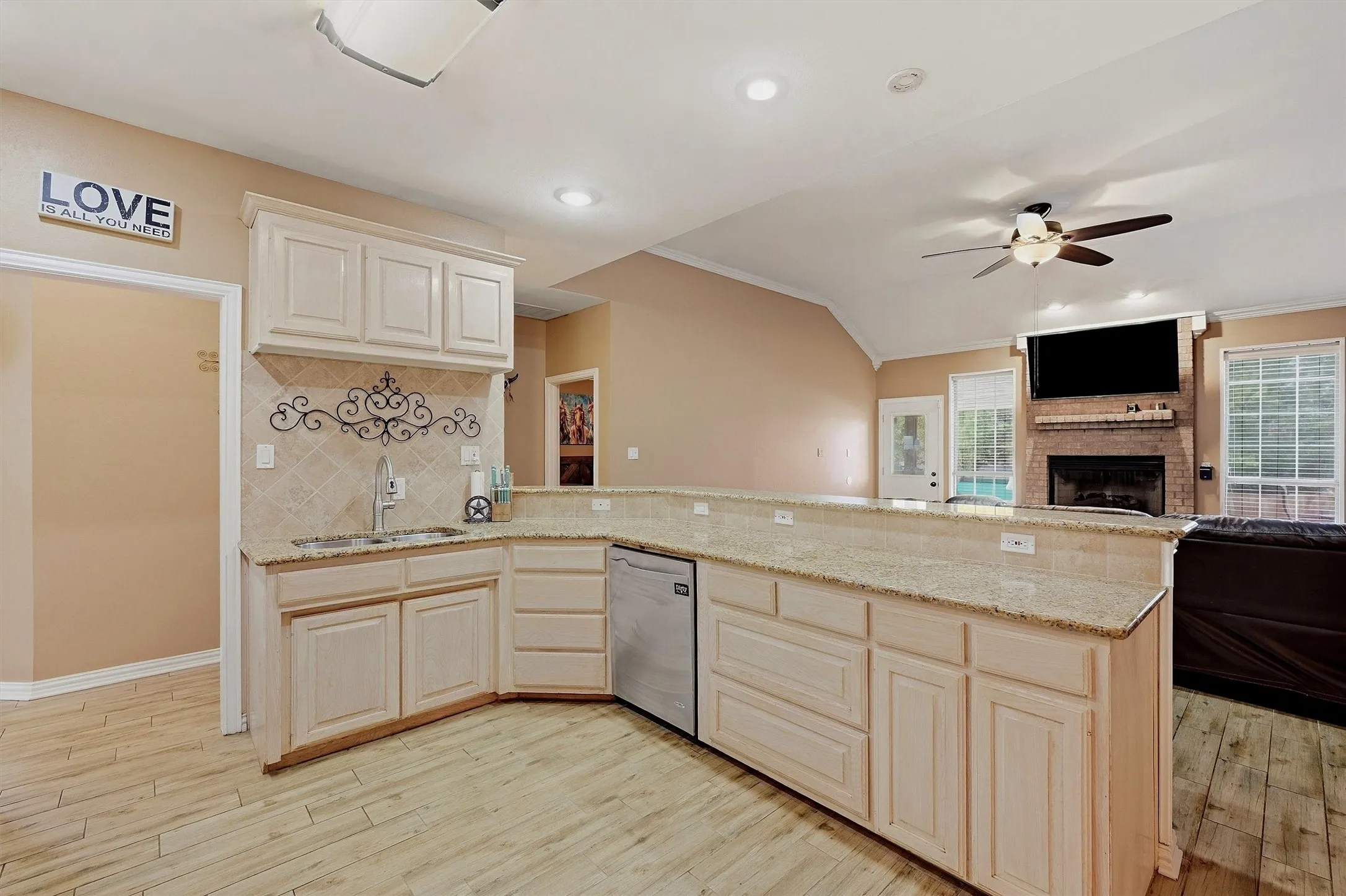 Single Family Residence For Sale in Grayson County , 118 Ginger Drive, Pottsboro, Texas 75076, 4 Bedroom, 2 Bathroom, 2 Garage spaces, 2,301 Sqft, built in 1999, mls#21399104, Real Estate Agent in Pottsboro, Homes For Sale in Grayson county, Homes For Sale in Pottsboro, Realtor in Pottsboro Texas, Real Estate Brokerage Independent Realty Texas, Luminita Cordes Realtor
