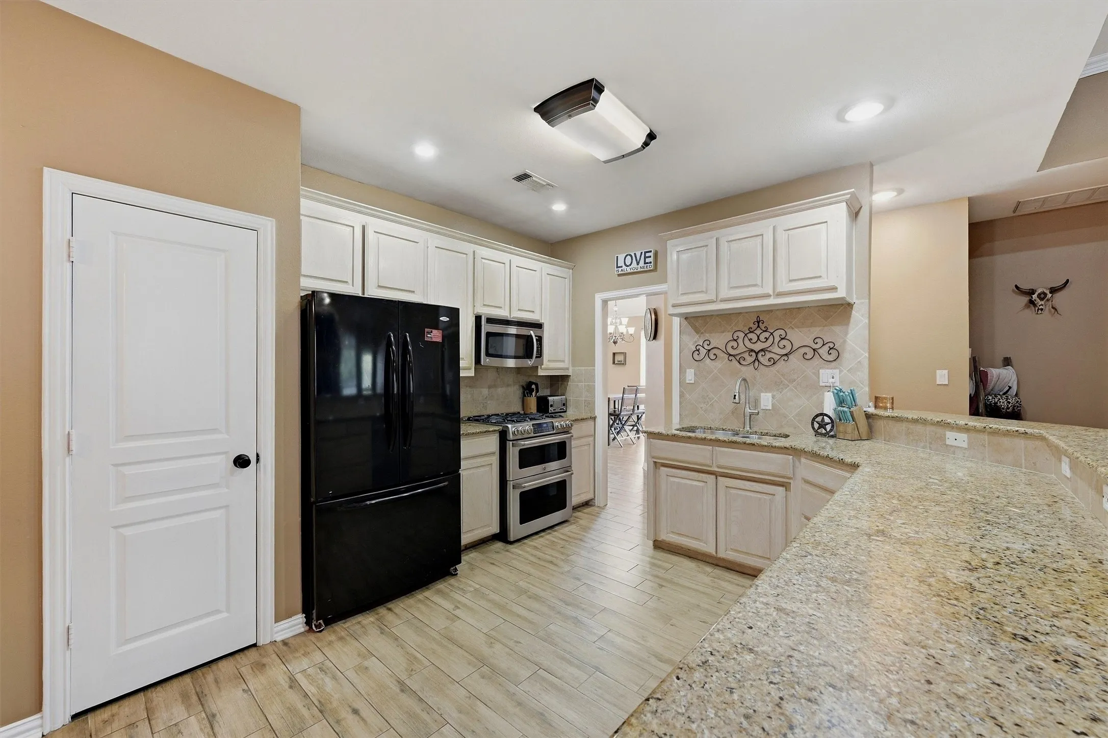 Single Family Residence For Sale in Grayson County , 118 Ginger Drive, Pottsboro, Texas 75076, 4 Bedroom, 2 Bathroom, 2 Garage spaces, 2,301 Sqft, built in 1999, mls#21399104, Real Estate Agent in Pottsboro, Homes For Sale in Grayson county, Homes For Sale in Pottsboro, Realtor in Pottsboro Texas, Real Estate Brokerage Independent Realty Texas, Luminita Cordes Realtor