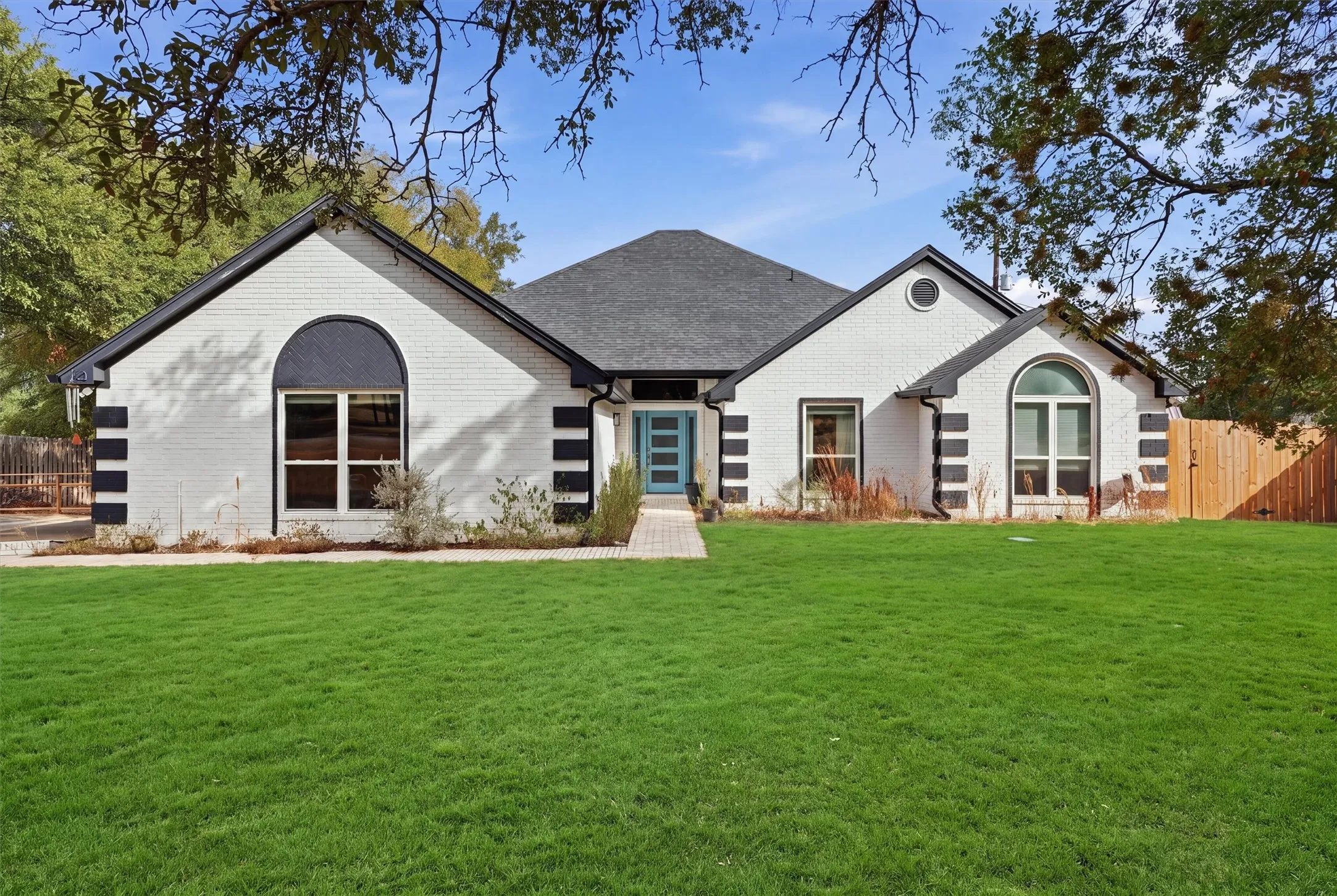 Single Family Residence For Sale in Hood County , 3901 Del Rio Court, Granbury, Texas 76049, 4 Bedroom, 2 Bathroom, 3 Garage spaces, 2,602 Sqft, built in 1989, mls#21397165, Real Estate Agent in Granbury, Homes For Sale in Hood county, Homes For Sale in Granbury, Realtor in Granbury Texas, Real Estate Brokerage Independent Realty Texas, Luminita Cordes Realtor