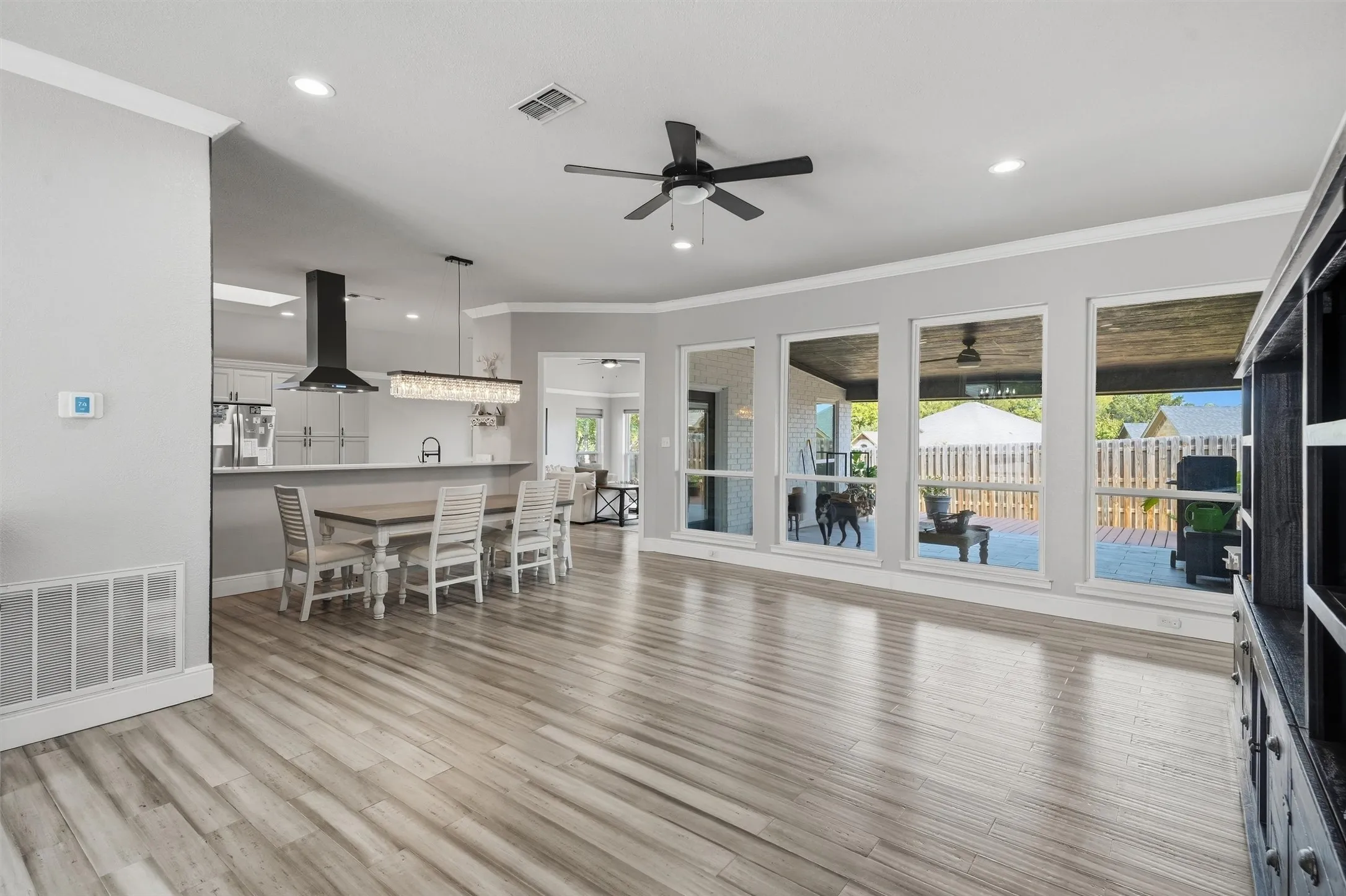 Single Family Residence For Sale in Hood County , 3901 Del Rio Court, Granbury, Texas 76049, 4 Bedroom, 2 Bathroom, 3 Garage spaces, 2,602 Sqft, built in 1989, mls#21397165, Real Estate Agent in Granbury, Homes For Sale in Hood county, Homes For Sale in Granbury, Realtor in Granbury Texas, Real Estate Brokerage Independent Realty Texas, Luminita Cordes Realtor