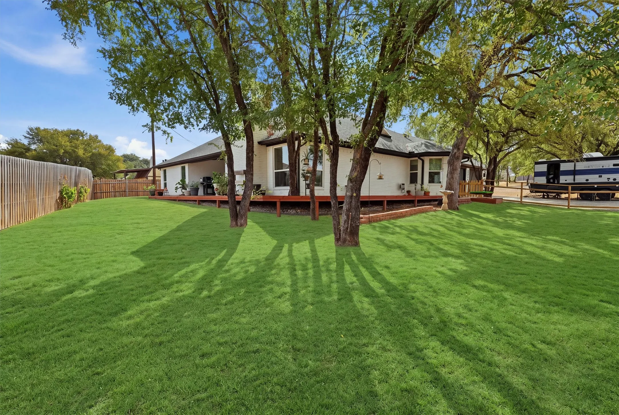 Single Family Residence For Sale in Hood County , 3901 Del Rio Court, Granbury, Texas 76049, 4 Bedroom, 2 Bathroom, 3 Garage spaces, 2,602 Sqft, built in 1989, mls#21397165, Real Estate Agent in Granbury, Homes For Sale in Hood county, Homes For Sale in Granbury, Realtor in Granbury Texas, Real Estate Brokerage Independent Realty Texas, Luminita Cordes Realtor