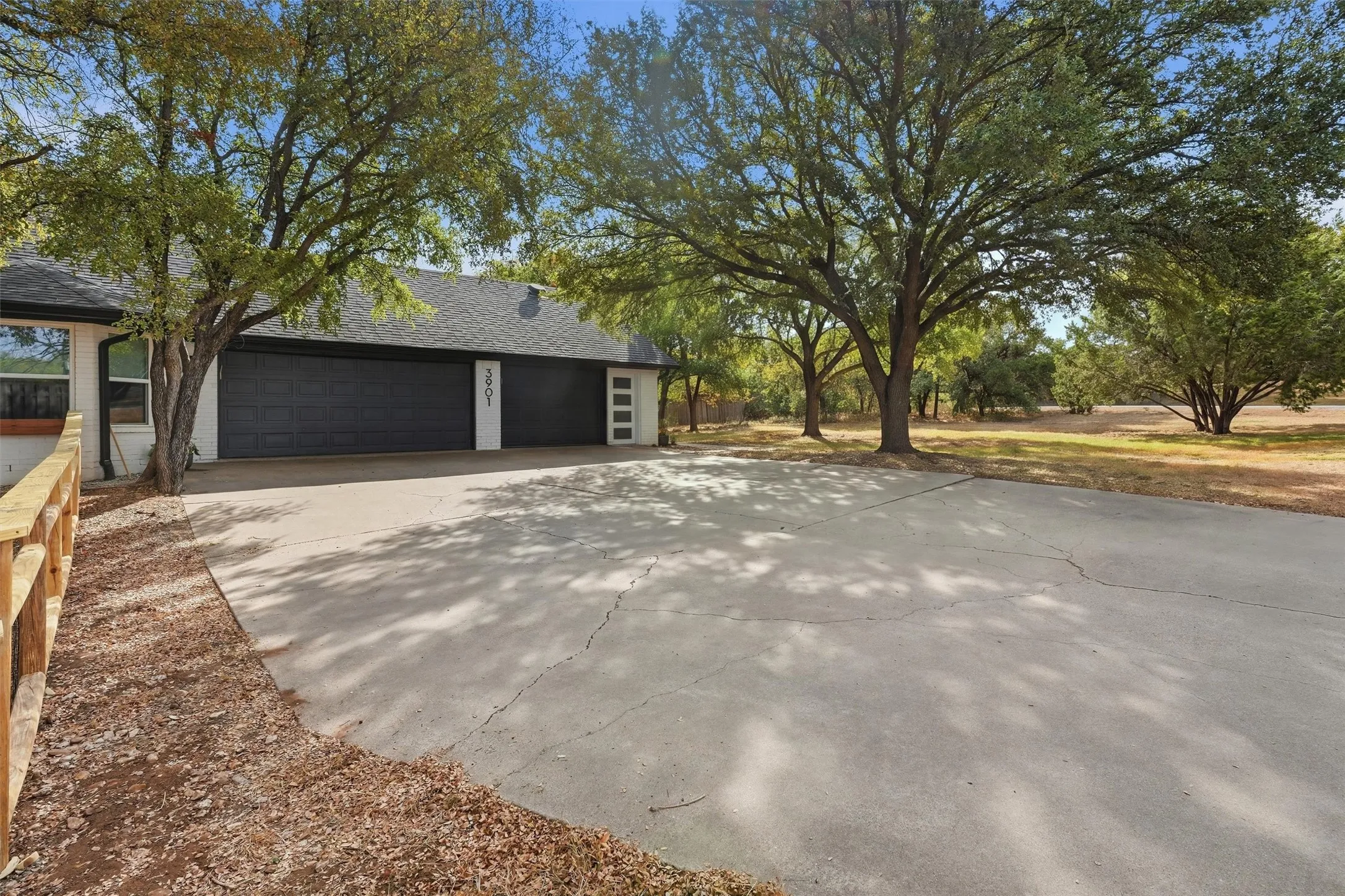 Single Family Residence For Sale in Hood County , 3901 Del Rio Court, Granbury, Texas 76049, 4 Bedroom, 2 Bathroom, 3 Garage spaces, 2,602 Sqft, built in 1989, mls#21397165, Real Estate Agent in Granbury, Homes For Sale in Hood county, Homes For Sale in Granbury, Realtor in Granbury Texas, Real Estate Brokerage Independent Realty Texas, Luminita Cordes Realtor