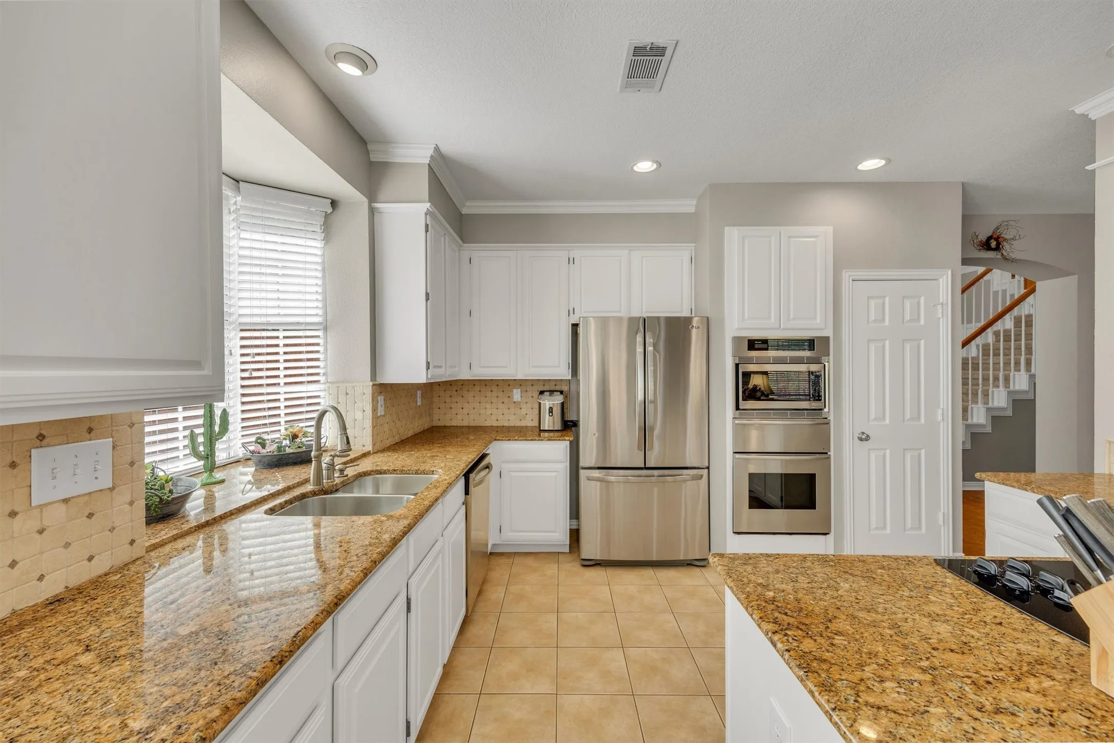 The sink wall measures 11-ft long - that's plenty of work space!