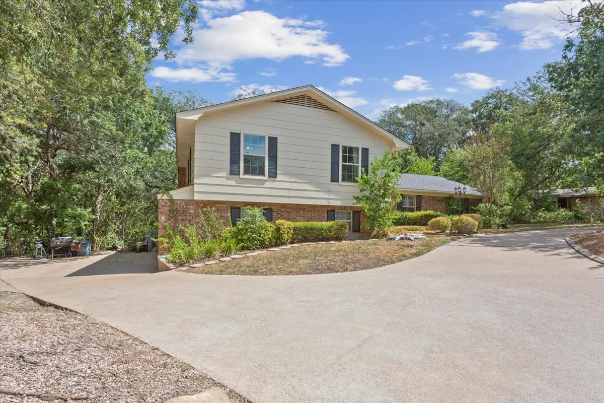 Single Family Residence For Sale in Mc Lennan County , 435 ELMWOOD Road, Woodway, Texas 76712, 4 Bedroom, 3 Bathroom, 2 Garage spaces, 3,178 Sqft, built in 1976, mls#21399468, Real Estate Agent in Woodway, Homes For Sale in Mc Lennan county, Homes For Sale in Woodway, Realtor in Woodway Texas, Real Estate Brokerage Independent Realty Texas, Luminita Cordes Realtor
