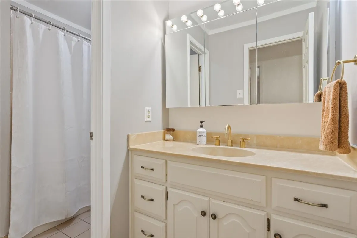Single Family Residence For Sale in Mc Lennan County , 435 ELMWOOD Road, Woodway, Texas 76712, 4 Bedroom, 3 Bathroom, 2 Garage spaces, 3,178 Sqft, built in 1976, mls#21399468, Real Estate Agent in Woodway, Homes For Sale in Mc Lennan county, Homes For Sale in Woodway, Realtor in Woodway Texas, Real Estate Brokerage Independent Realty Texas, Luminita Cordes Realtor