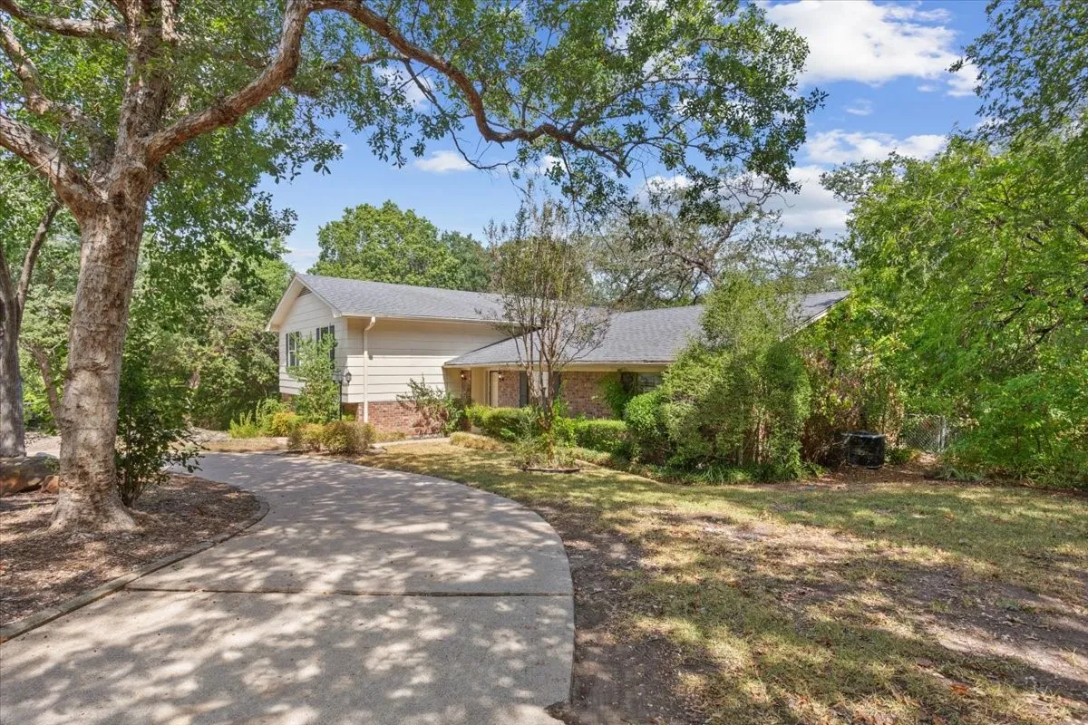 Single Family Residence For Sale in Mc Lennan County , 435 ELMWOOD Road, Woodway, Texas 76712, 4 Bedroom, 3 Bathroom, 2 Garage spaces, 3,178 Sqft, built in 1976, mls#21399468, Real Estate Agent in Woodway, Homes For Sale in Mc Lennan county, Homes For Sale in Woodway, Realtor in Woodway Texas, Real Estate Brokerage Independent Realty Texas, Luminita Cordes Realtor