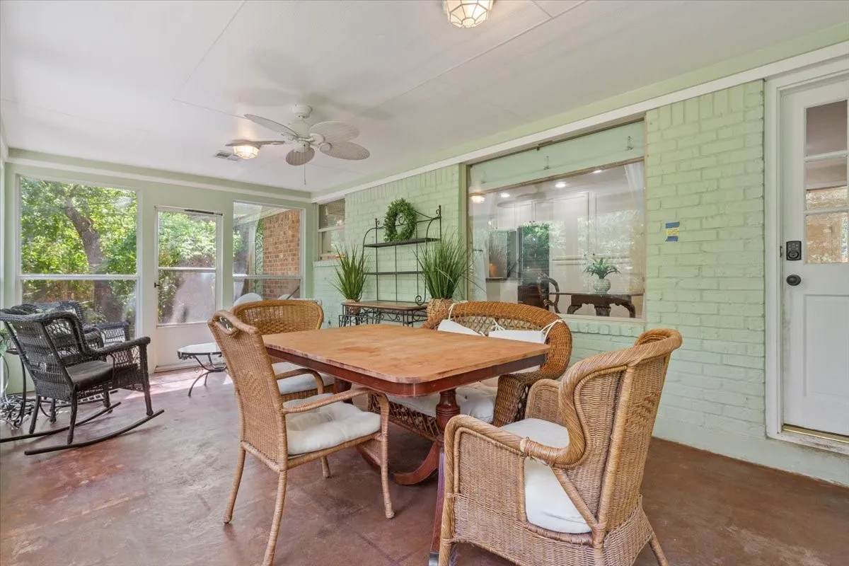 Single Family Residence For Sale in Mc Lennan County , 435 ELMWOOD Road, Woodway, Texas 76712, 4 Bedroom, 3 Bathroom, 2 Garage spaces, 3,178 Sqft, built in 1976, mls#21399468, Real Estate Agent in Woodway, Homes For Sale in Mc Lennan county, Homes For Sale in Woodway, Realtor in Woodway Texas, Real Estate Brokerage Independent Realty Texas, Luminita Cordes Realtor