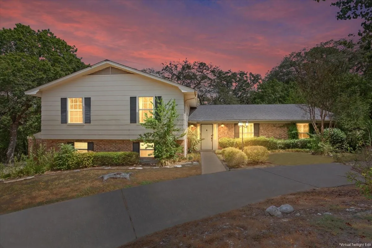 Single Family Residence For Sale in Mc Lennan County , 435 ELMWOOD Road, Woodway, Texas 76712, 4 Bedroom, 3 Bathroom, 2 Garage spaces, 3,178 Sqft, built in 1976, mls#21399468, Real Estate Agent in Woodway, Homes For Sale in Mc Lennan county, Homes For Sale in Woodway, Realtor in Woodway Texas, Real Estate Brokerage Independent Realty Texas, Luminita Cordes Realtor