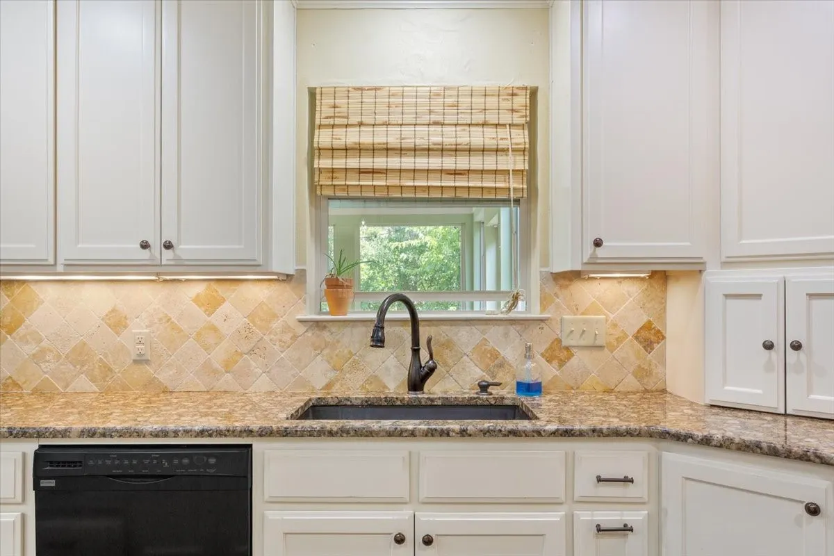 Single Family Residence For Sale in Mc Lennan County , 435 ELMWOOD Road, Woodway, Texas 76712, 4 Bedroom, 3 Bathroom, 2 Garage spaces, 3,178 Sqft, built in 1976, mls#21399468, Real Estate Agent in Woodway, Homes For Sale in Mc Lennan county, Homes For Sale in Woodway, Realtor in Woodway Texas, Real Estate Brokerage Independent Realty Texas, Luminita Cordes Realtor