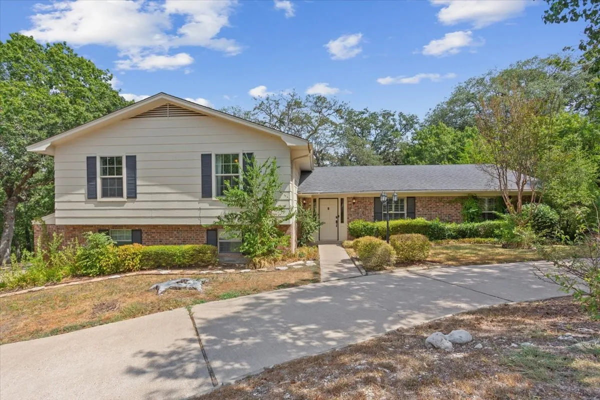 Single Family Residence For Sale in Mc Lennan County , 435 ELMWOOD Road, Woodway, Texas 76712, 4 Bedroom, 3 Bathroom, 2 Garage spaces, 3,178 Sqft, built in 1976, mls#21399468, Real Estate Agent in Woodway, Homes For Sale in Mc Lennan county, Homes For Sale in Woodway, Realtor in Woodway Texas, Real Estate Brokerage Independent Realty Texas, Luminita Cordes Realtor