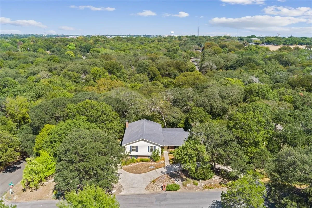 Single Family Residence For Sale in Mc Lennan County , 435 ELMWOOD Road, Woodway, Texas 76712, 4 Bedroom, 3 Bathroom, 2 Garage spaces, 3,178 Sqft, built in 1976, mls#21399468, Real Estate Agent in Woodway, Homes For Sale in Mc Lennan county, Homes For Sale in Woodway, Realtor in Woodway Texas, Real Estate Brokerage Independent Realty Texas, Luminita Cordes Realtor