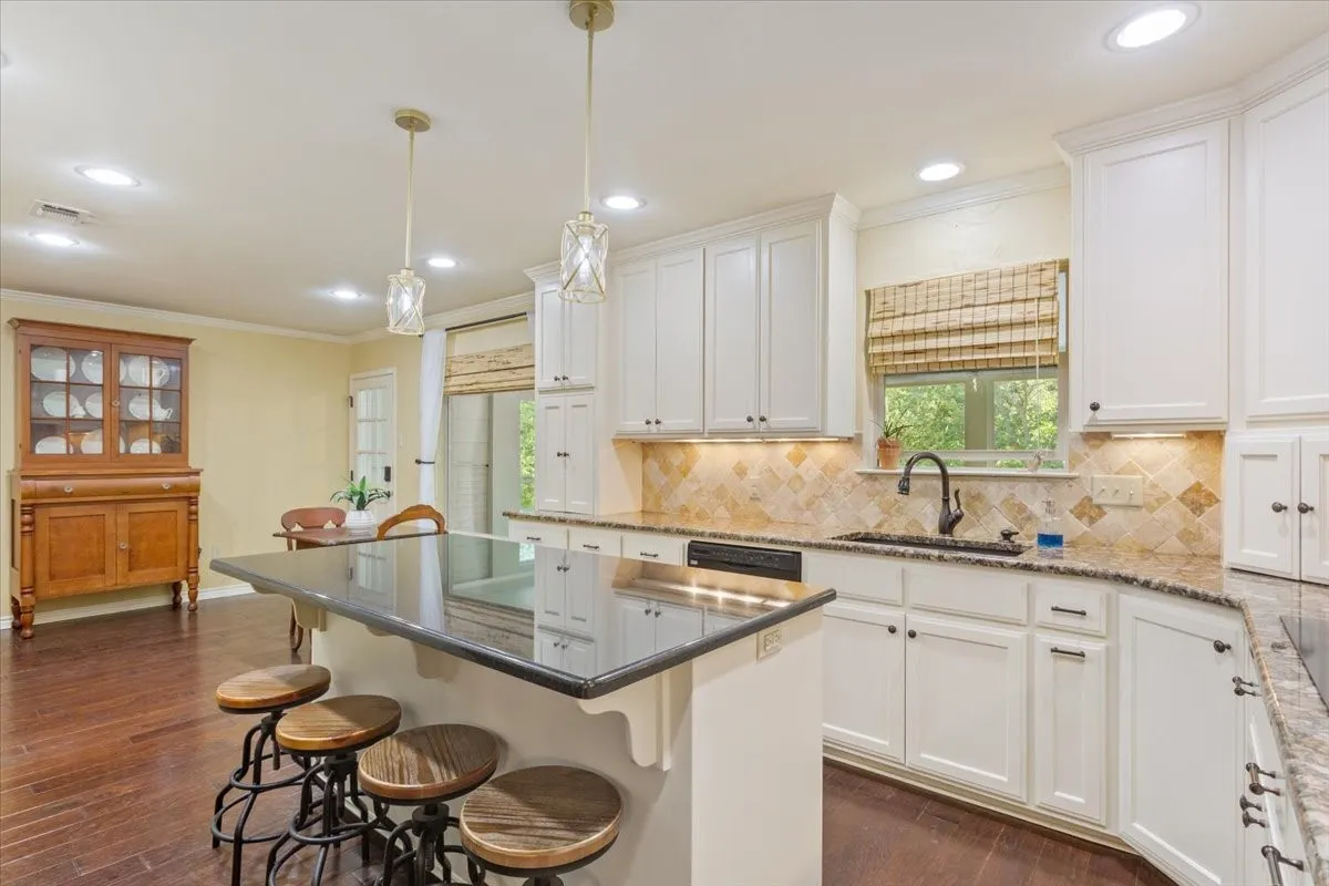 Single Family Residence For Sale in Mc Lennan County , 435 ELMWOOD Road, Woodway, Texas 76712, 4 Bedroom, 3 Bathroom, 2 Garage spaces, 3,178 Sqft, built in 1976, mls#21399468, Real Estate Agent in Woodway, Homes For Sale in Mc Lennan county, Homes For Sale in Woodway, Realtor in Woodway Texas, Real Estate Brokerage Independent Realty Texas, Luminita Cordes Realtor